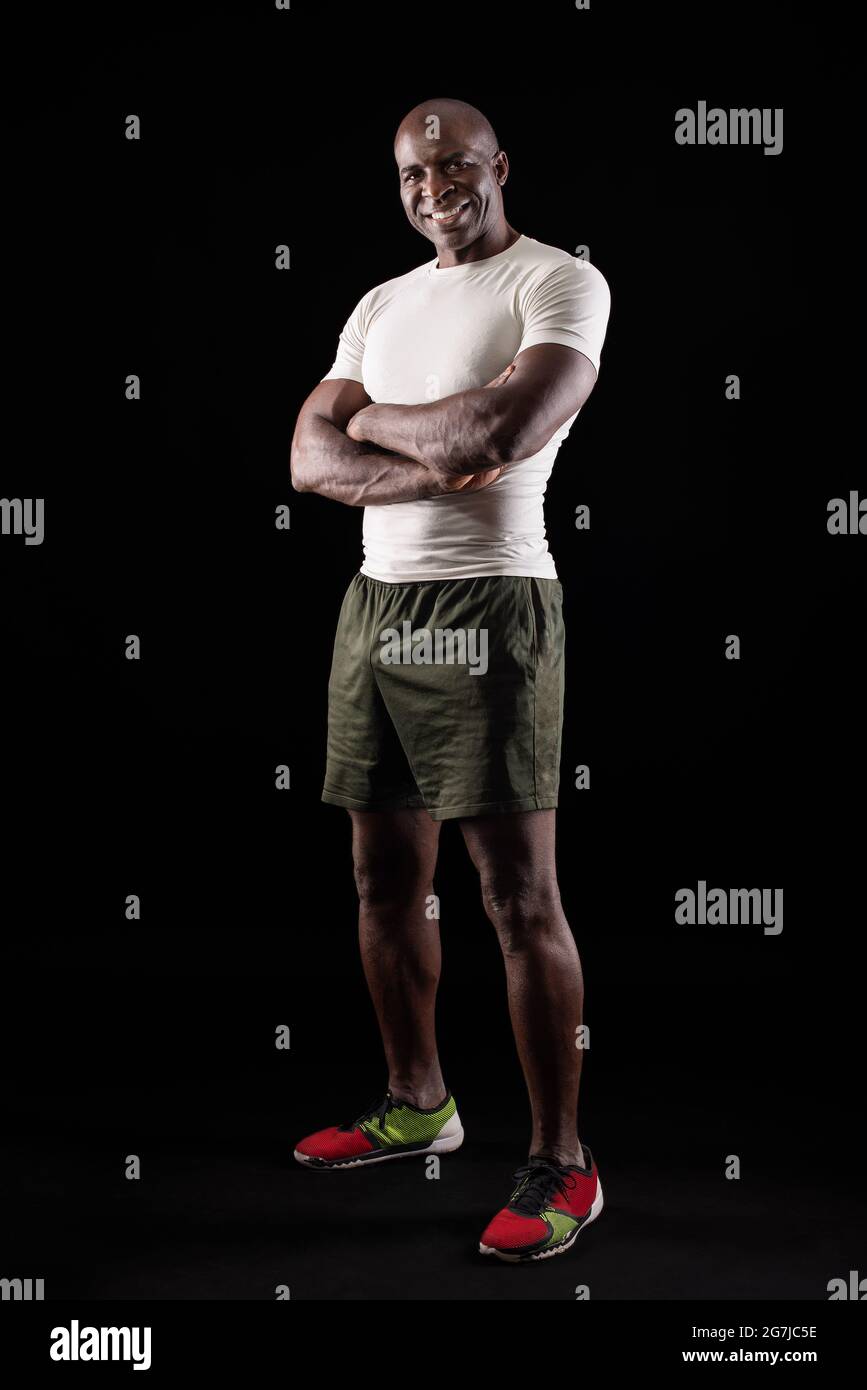 Porträt eines afroamerikanischen Sportlers, der im Studio mit gekreuzten Armen posiert Stockfoto