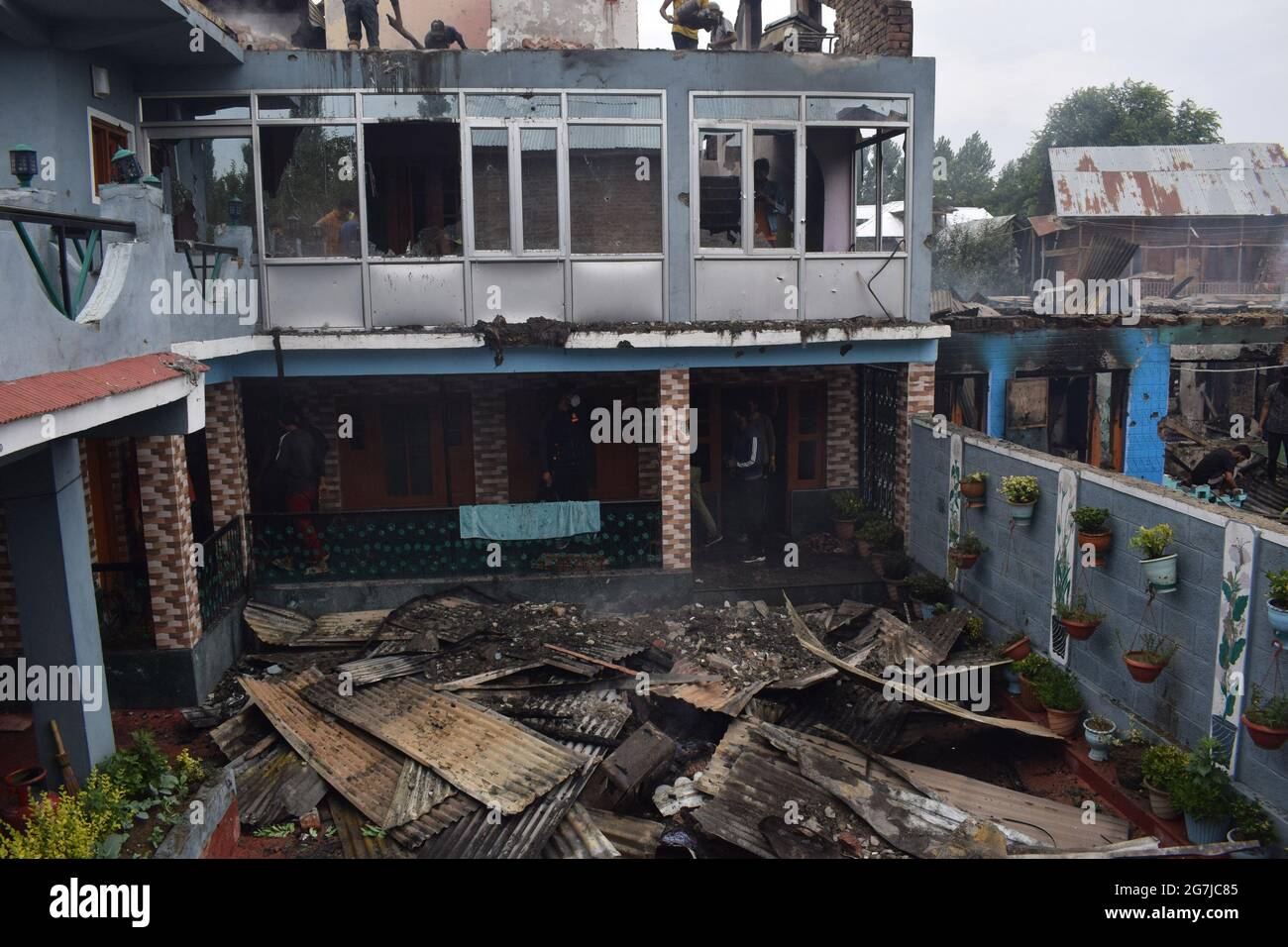 Pulwama District, Srinagar. Juli 2021. Sicherheitskräfte bei einer Begegnung in der Hauptstadt des Distrikts Pulwama. Kredit: Majority World CIC/Alamy Live Nachrichten Stockfoto