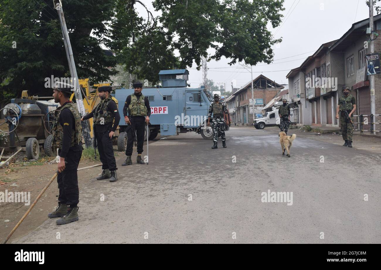 Pulwama District, Srinagar. Juli 2021. Sicherheitskräfte bei einer Begegnung in der Hauptstadt des Distrikts Pulwama. Kredit: Majority World CIC/Alamy Live Nachrichten Stockfoto