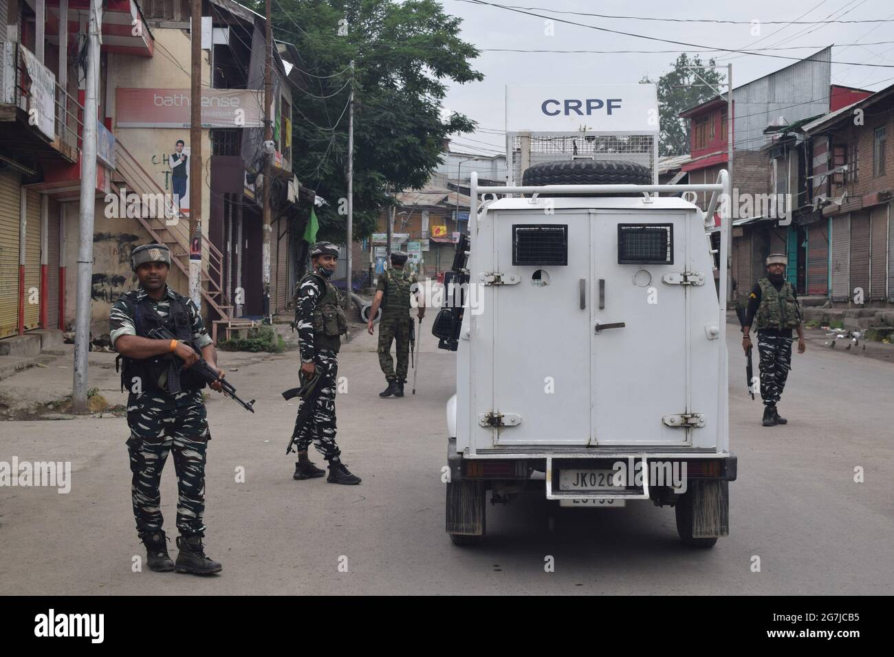 Pulwama District, Srinagar. Juli 2021. Sicherheitskräfte bei einer Begegnung in der Hauptstadt des Distrikts Pulwama. Kredit: Majority World CIC/Alamy Live Nachrichten Stockfoto