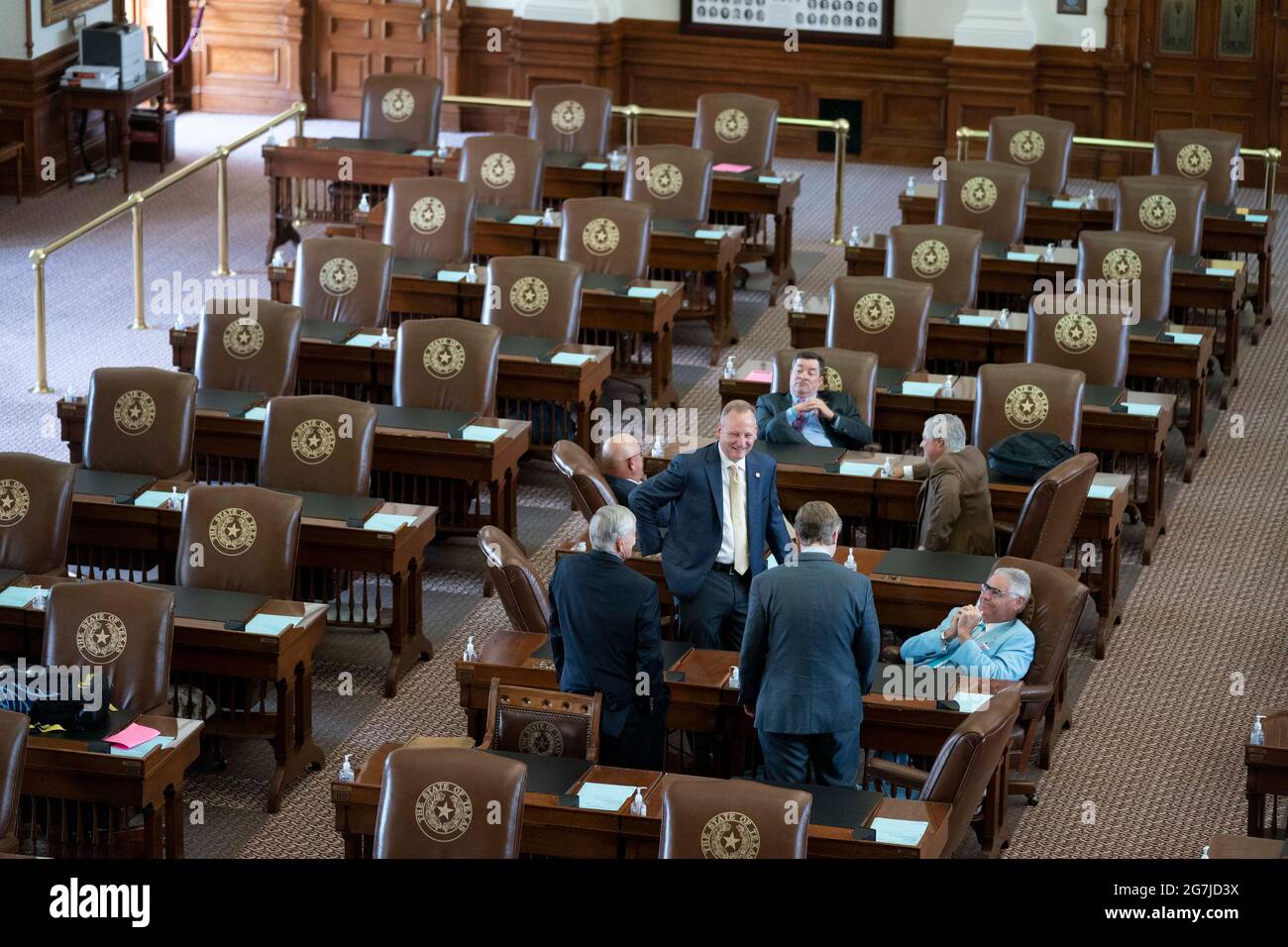 Austin, Texas, USA. Juli 2021. Leere Sitze werden im Repräsentantenhaus gesehen, als republikanische Mitglieder des Texas House am zweiten Tag, an dem es bei einer Sondersitzung nicht möglich war, ein Quorum zu erhalten, über die Kammer schwitzen. Die meisten demokratischen Mitglieder verließen den Staat, um gegen restriktive Wahlmaßnahmen zu protestieren, die von der texanischen Gouverneur vorgeschlagen wurden. Abbott. Quelle: Bob Daemmrich/ZUMA Wire/Alamy Live News Stockfoto