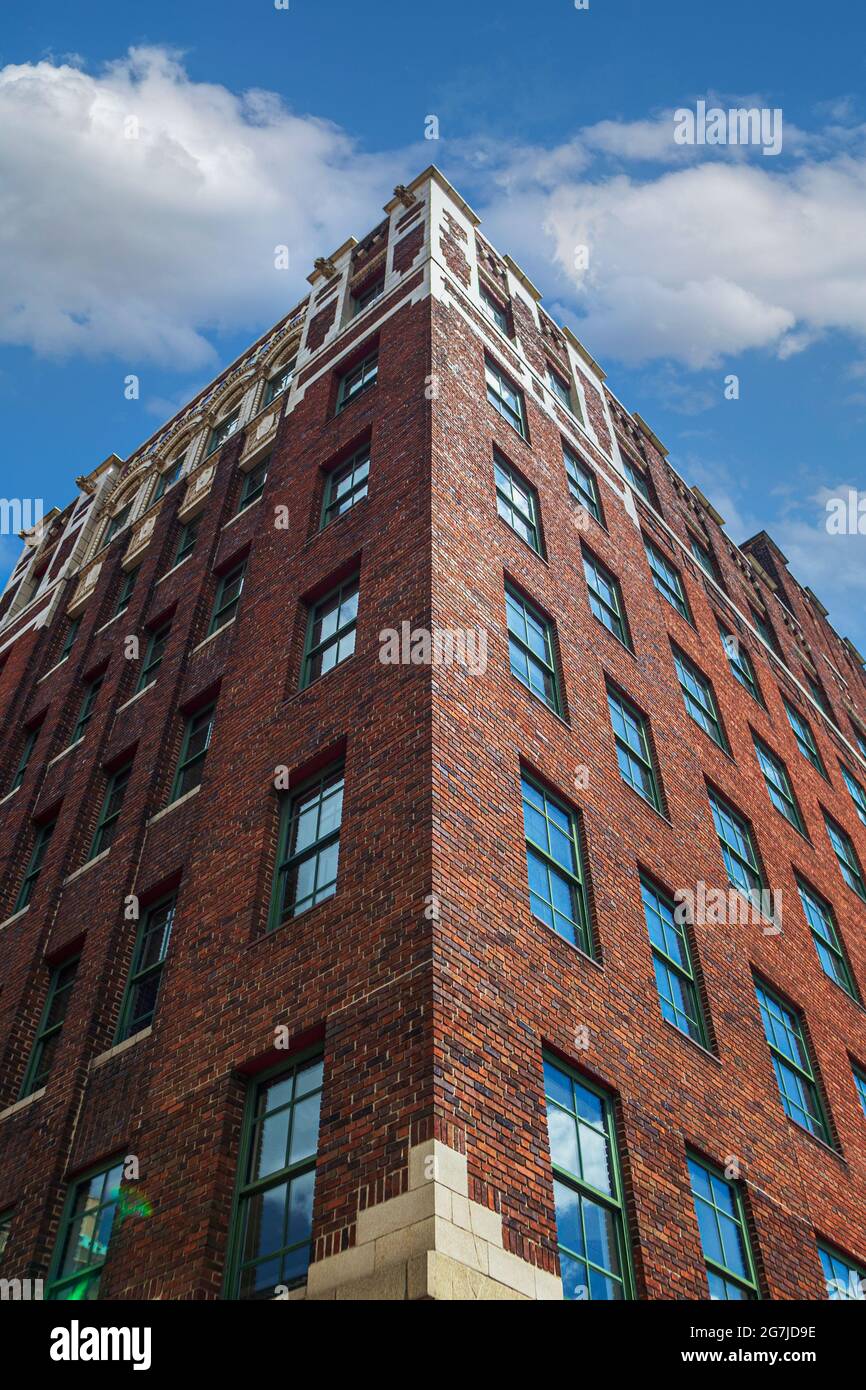 Als Teil der architektonischen Schätze von Asheville scheint das Public Service Building in diesem Bild der symmetrischen urbanen Geometrie die Wolken zu durchdringen. Stockfoto