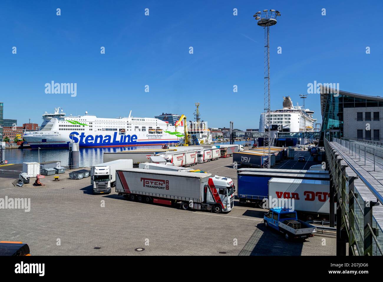 Skandinavische Fähren im Hafen von Kiel Stockfoto