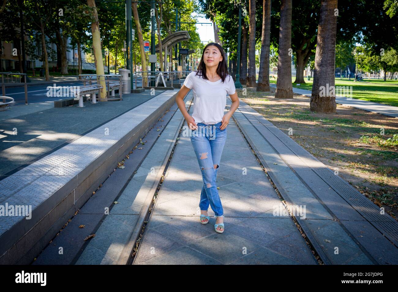 Stehen auf den VTA Light Rail Tracks in der Innenstadt von San Jose Stockfoto