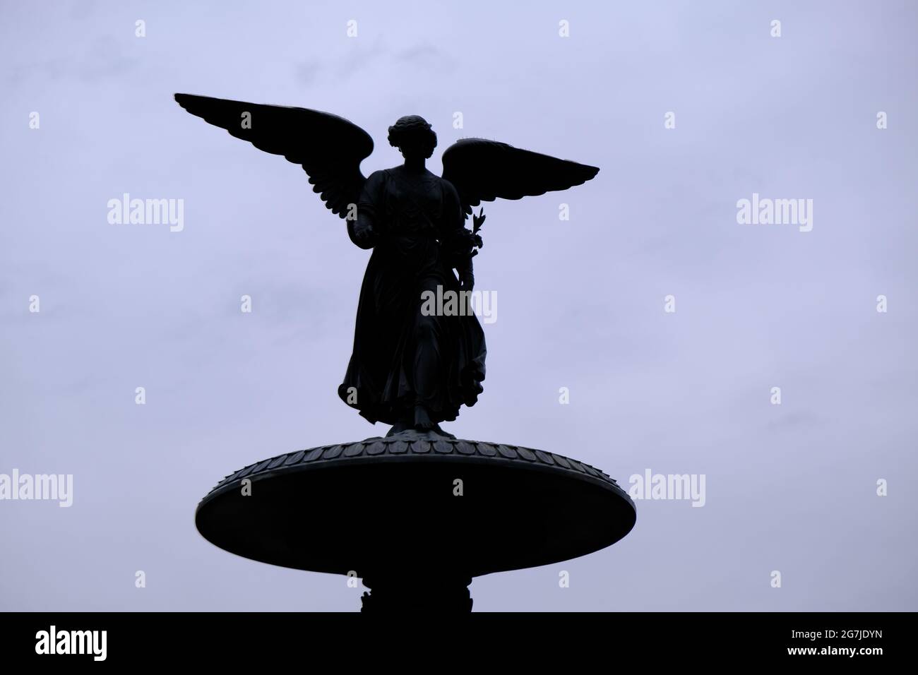 Silhouette der Skulptur hinter düsterem Himmel Stockfoto