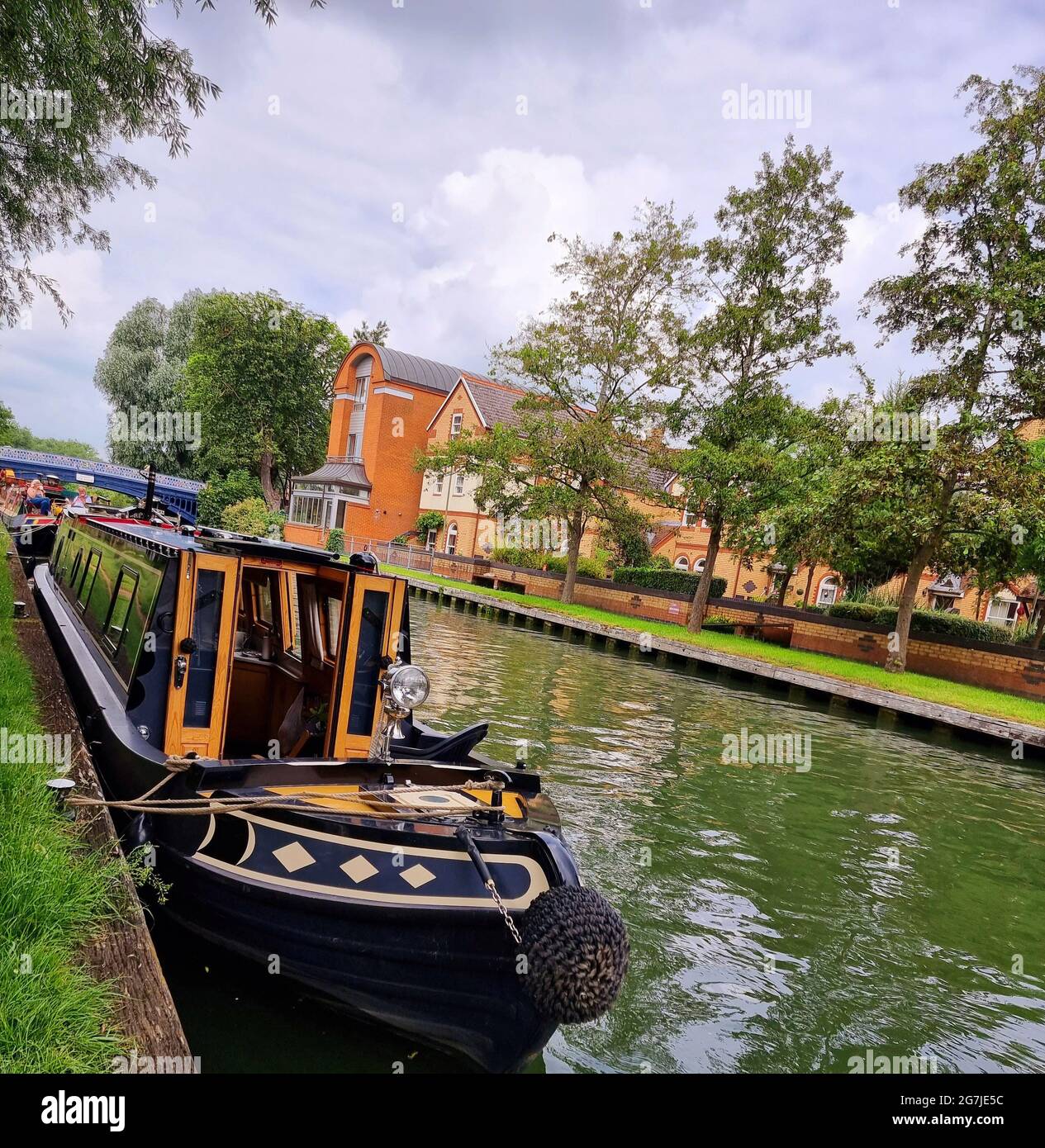 Kanalboote, Skiffs, Passagierdampfer und Ruderboote befinden sich alle auf der Themse, dem schönsten Fluss Englands, der von seiner Quelle im Herzen der Cotswolds durch eine ländliche Idylle über Oxford fließt, die von Wasserwiesen und Viehweiden geprägt ist. Treffen Sie den Oxford Canal in der „City of Dreaming Spires“ mit einer fantastischen Aussicht. Jenseits von Oxford verbindet die Royal River Thames viele schöne und einige berühmte Städte und Dörfer am Wasser, die von historischen Gebäuden und Denkmälern übereinander stehen. Vereinigtes Königreich. Stockfoto