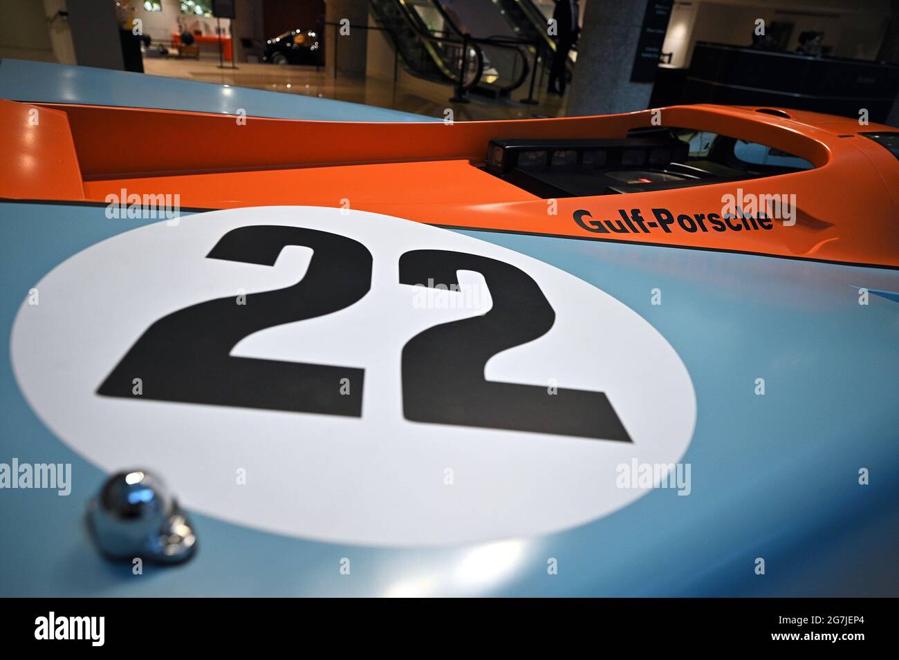 New York, USA. Juli 2021. Der Porsche 917 K 1970, der von dem Schauspieler Steve McQueen im Film „Le Mans“ gefahren wird, ist am 14. Juli 2021 im Sotheby's in New York City zu sehen. Das Auto wird vor der Monterey-Auktion 2021, die für den 13. Und 14. August geplant ist, ausgestellt; Sotheby's schätzt einen Verkaufspreis für den Rennwagen von 16,000.000.000.000 USD bis 18,500.000.000.000.000 USD. (Foto von Anthony Behar/Sipa USA) Quelle: SIPA USA/Alamy Live News Stockfoto