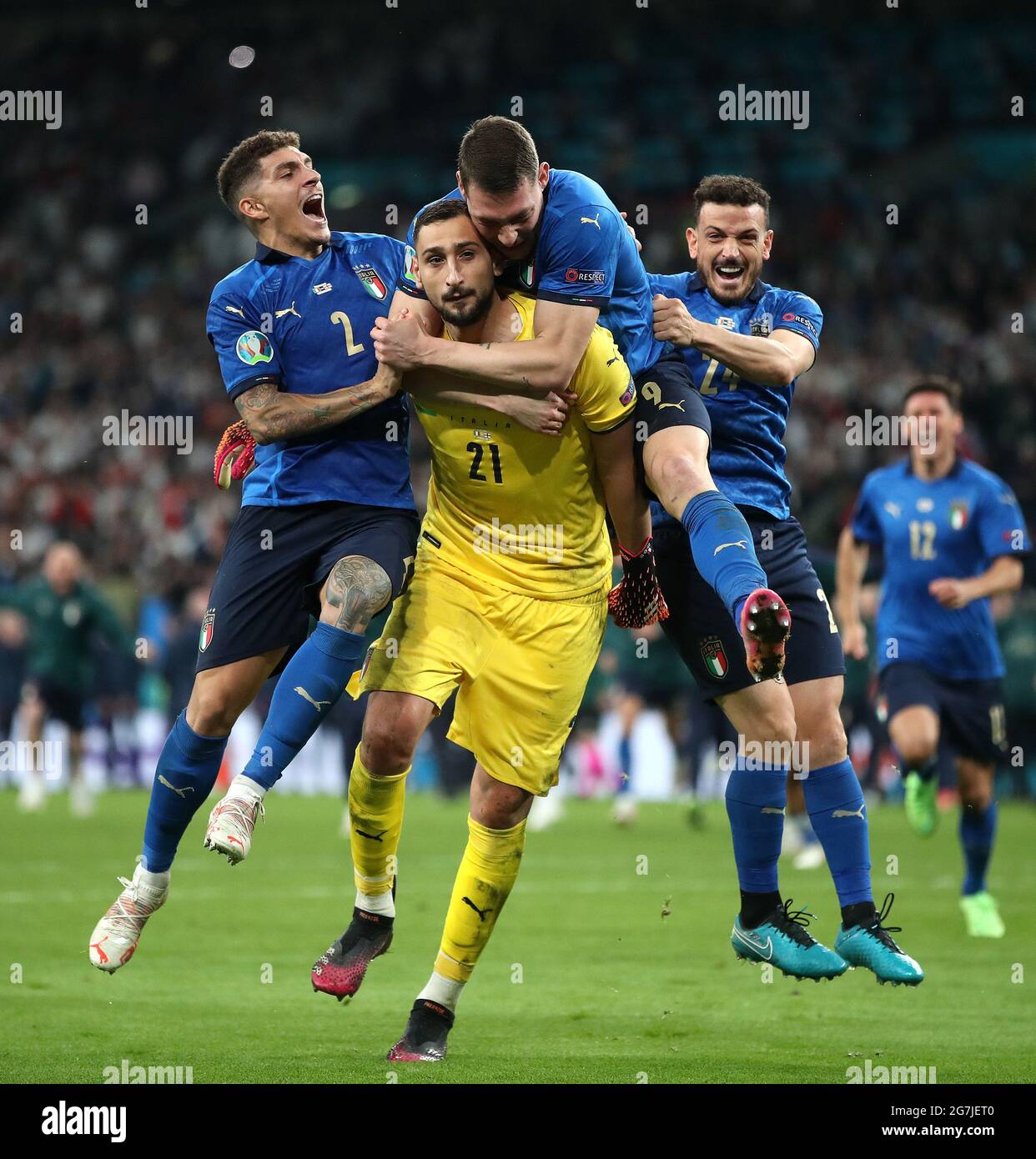 Datei-Foto vom 11-07-2021 von italienischen Spielern, die mit Torwart Gianluigi Donnarumma feiern, nachdem er die letzte Strafe im Schießerei nach dem UEFA-EM-2020-Finale im Wembley Stadium, London, gerettet hatte. Ausgabedatum: Mittwoch, 14. Juli 2021. Stockfoto