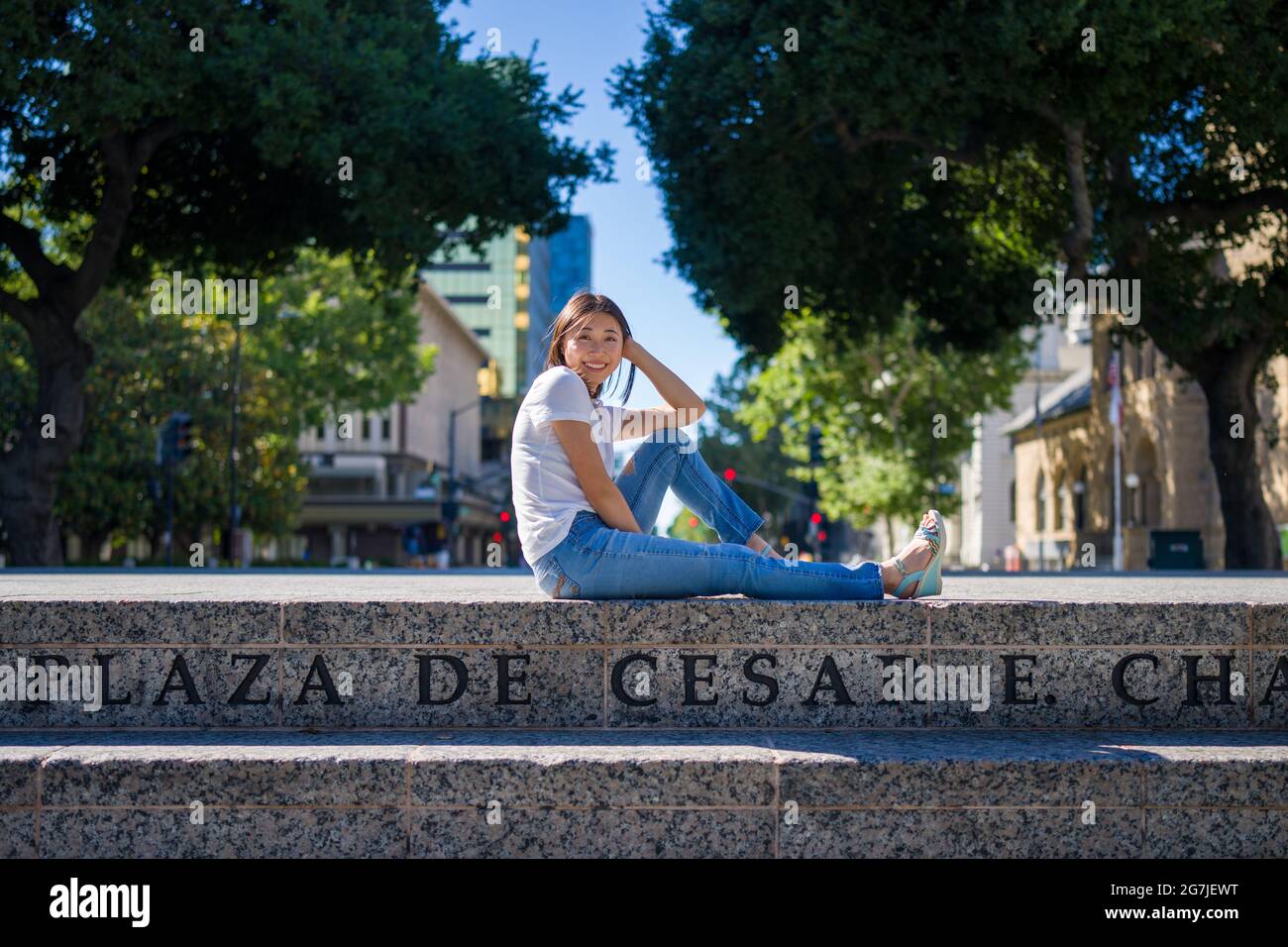 Junge asiatische Frau sitzt auf der Treppe in der Innenstadt Plaza Stockfoto