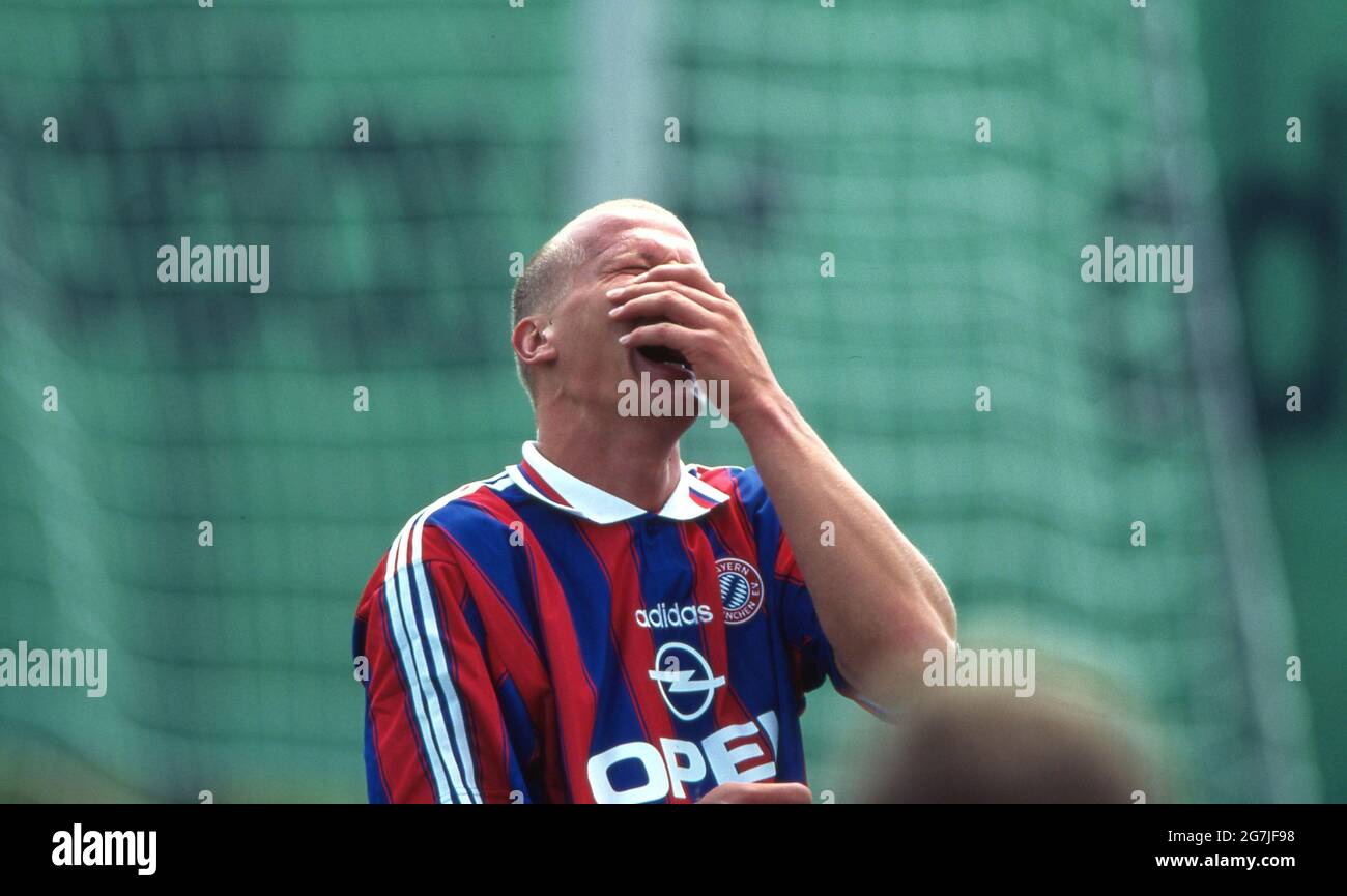 firo Fuvuball, Fußball, 1. Bundesliga, Saison 1996/1997, Archivfoto, 96/97 Archivbilder, FC Bayern Mvºnchen, Fotosession, 1996 Carsten Jancker, Halbfigur, Geste, lacht Stockfoto