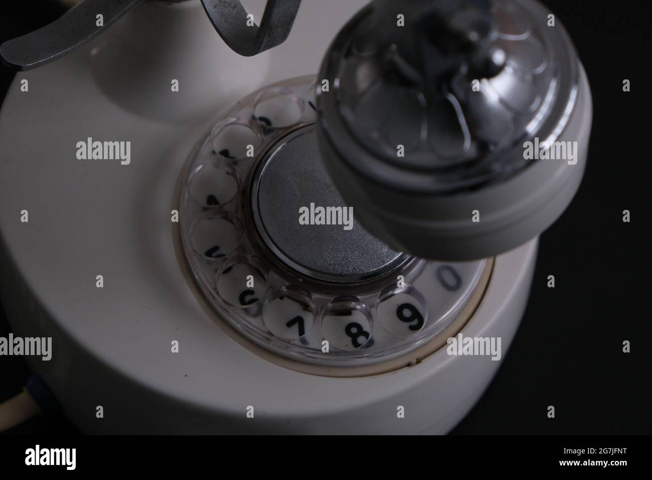Altes weißes Drehtelefon Stockfoto