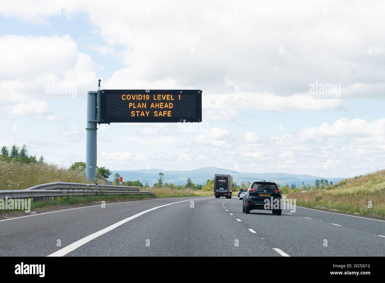 COVID19 Autobahnschild Stufe 1, Schottland, Großbritannien während der Coronavirus-Pandemie Stockfoto