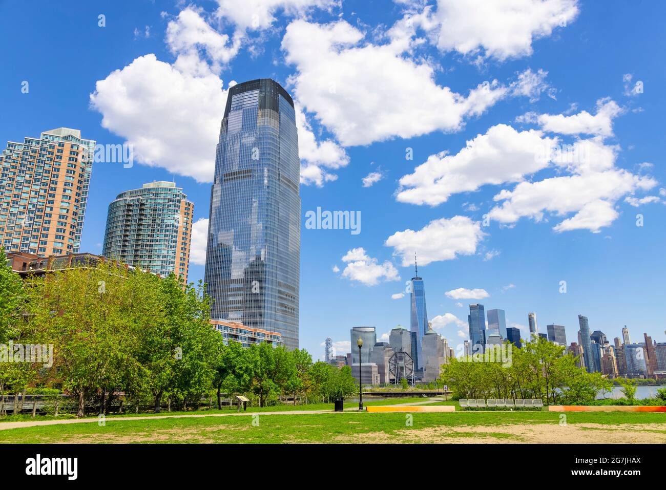 Einzigartige Wolken schweben über den Luxus-Hochhäusern in Jersey City New Jersey. Stockfoto