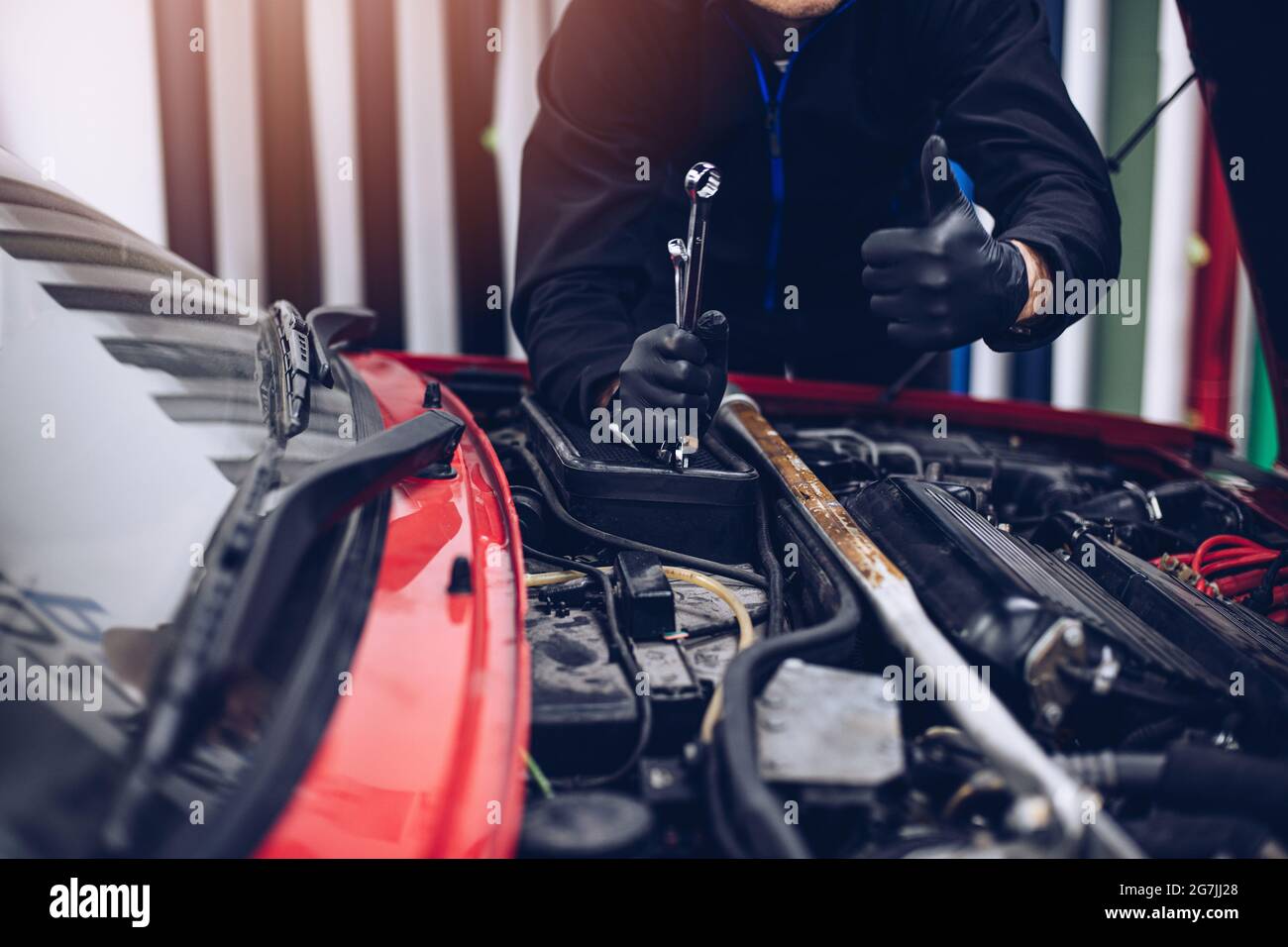 Automechaniker zeigt Daumen nach oben, ok, Geste Stockfoto
