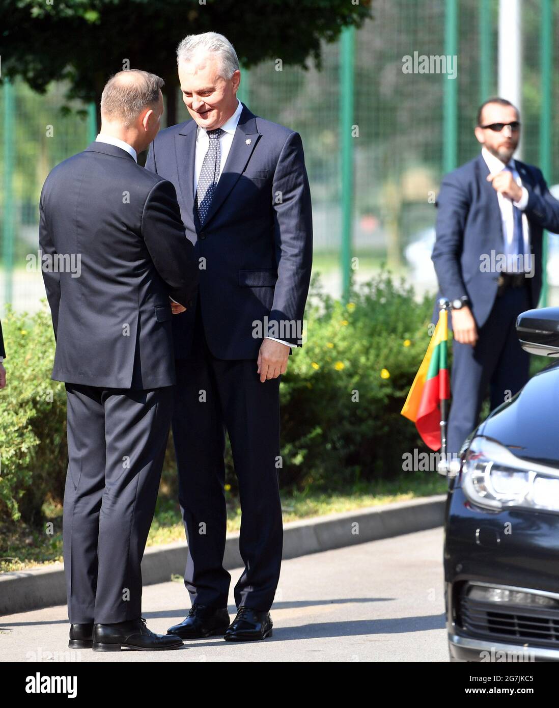 Krakau, Polen. Juli 2021. Der polnische Präsident Andrzej Duda (L) und der litauische Präsident Gitanas Nauseda (R) unter dem Kommando der Spezialeinheiten im General Nil in Krakau. (Foto von Alex Bona/SOPA Images/Sipa USA) Quelle: SIPA USA/Alamy Live News Stockfoto