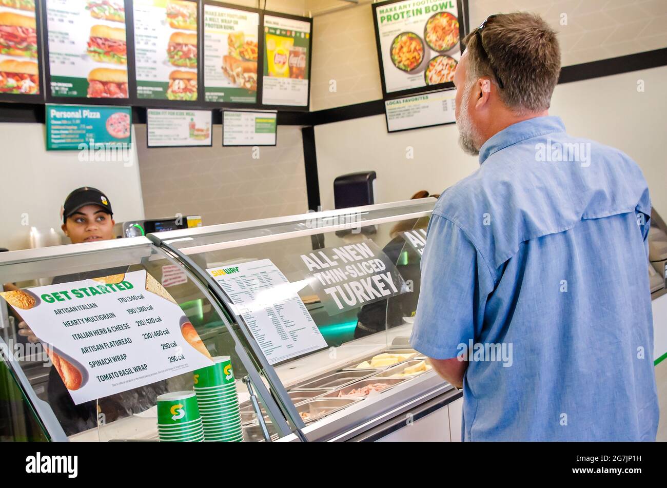 Ein Subway-Sandwich-Künstler nimmt die Bestellung eines Kunden am ersten Tag der „Eat Fresh Refresh“-Kampagne, dem 13. Juli 2021, in Bayou La Batre, Alabama, an. Stockfoto