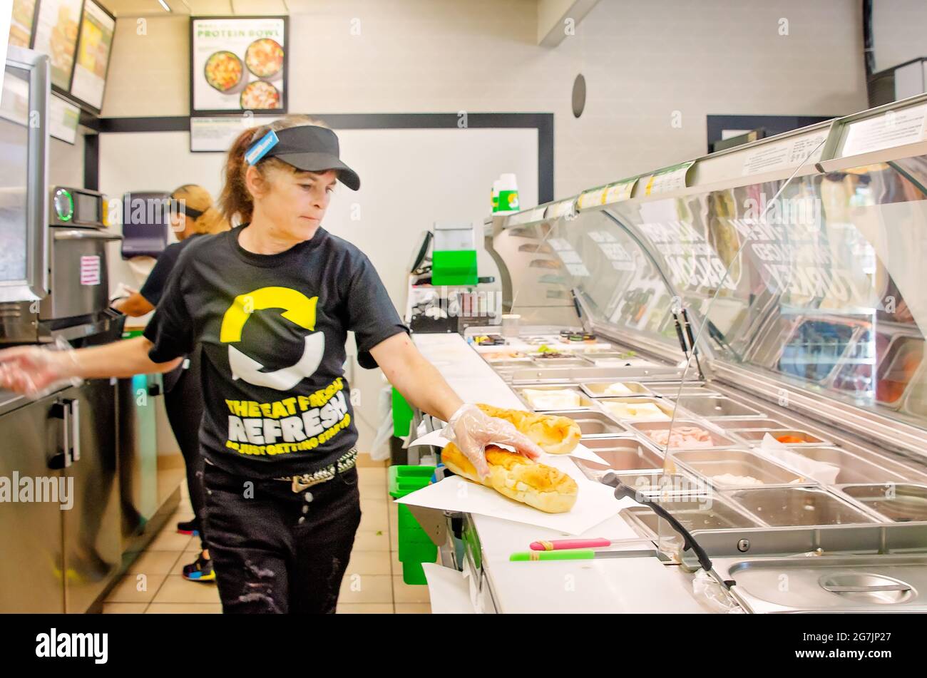 Ein Subway-Sandwich-Künstler bereitet am ersten Tag der „Eat Fresh Refresh“-Kampagne, dem 13. Juli 2021, Sandwiches in Bayou La Batre, Alabama, zu. Stockfoto