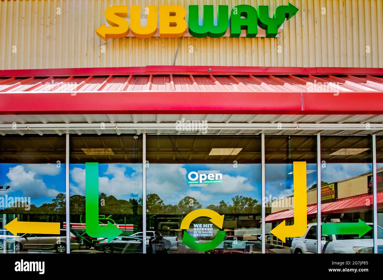 In einem Subway-Laden befindet sich die neue Beschilderung „Eat Fresh Refresh“, 13. Juli 2021, in Bayou La Batre, Alabama. Stockfoto