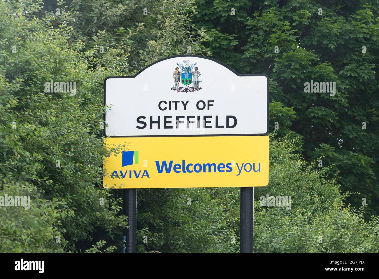 Schild der Stadt Sheffield - AVIVA heißt Sie willkommen - Sheffield, South Yorkshire, England, Großbritannien Stockfoto