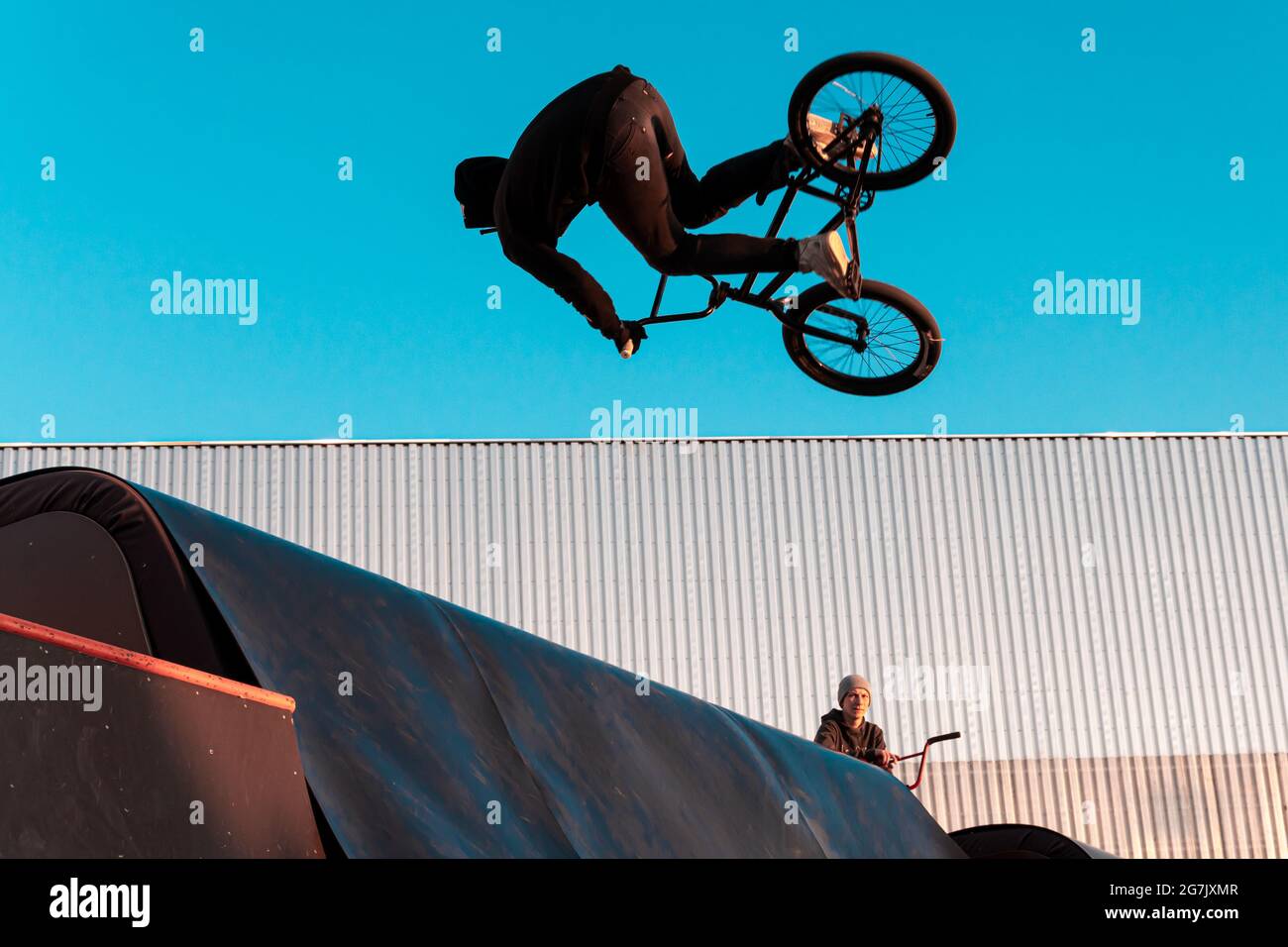 Kazan, Russland - 12. September 2020: Ein BMX-Fahrer macht einen Stunt auf  einer Rampe in einem Skatepark im öffentlichen Park der Stadt für  Outdoor-Aktivitäten Stockfotografie - Alamy