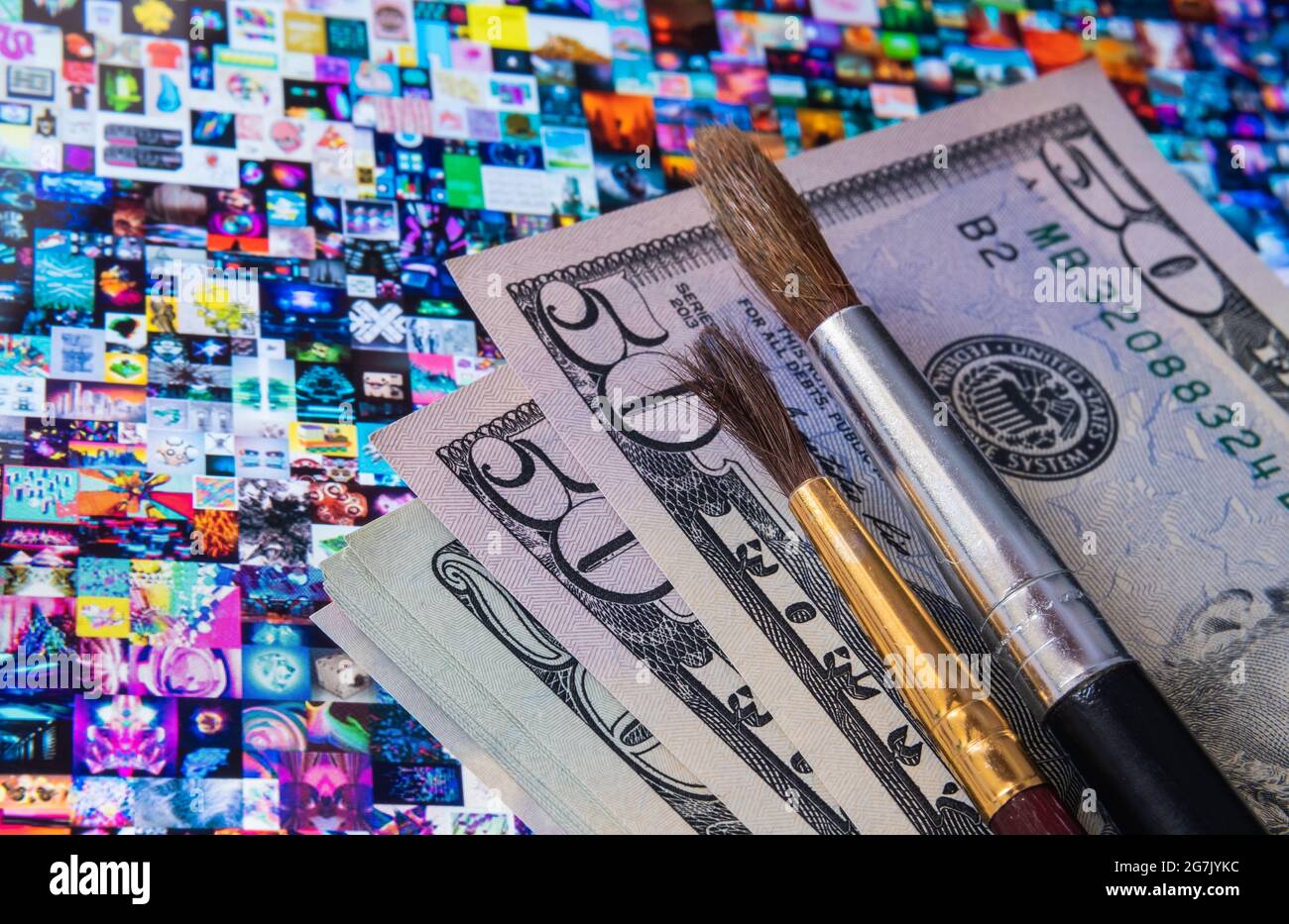 Geld mit Bürsten auf Tablet-Bildschirm platziert mit Beeple EVERYDAYS: DIE ERSTEN 5000 TAGE Collage Kunst mit NFT-Token unterzeichnet. Konzept. Stafford, United Kin Stockfoto