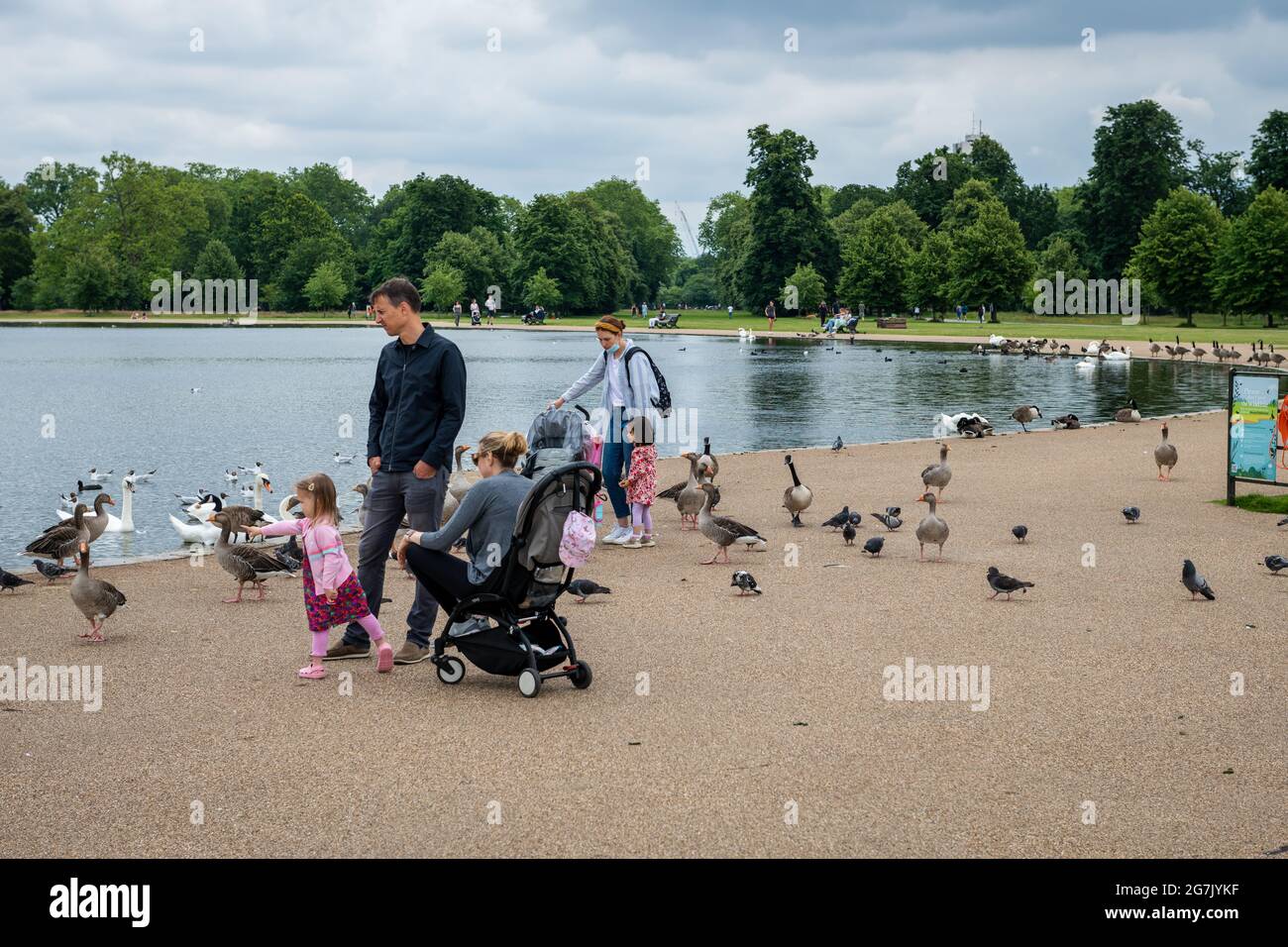 London. GROSSBRITANNIEN: 07.11.2021. Der Round Pond in Kensington Gardens mit Besuchern, die einen Tag ausklingen lassen. Stockfoto