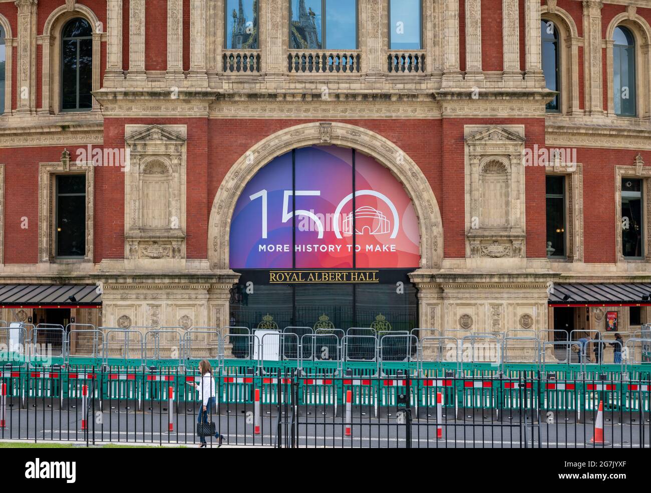 London. GROSSBRITANNIEN: 07.11. 2021. Das Namensschild und die Beschilderung auf der Außenseite der Nordvertafel der Royal Albert Hall. Stockfoto