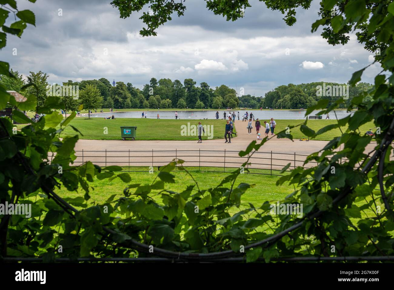 London. GROSSBRITANNIEN: 07.11.2021. Der Round Pond in Kensington Gardens mit Besuchern, die einen Tag ausklingen lassen. Stockfoto