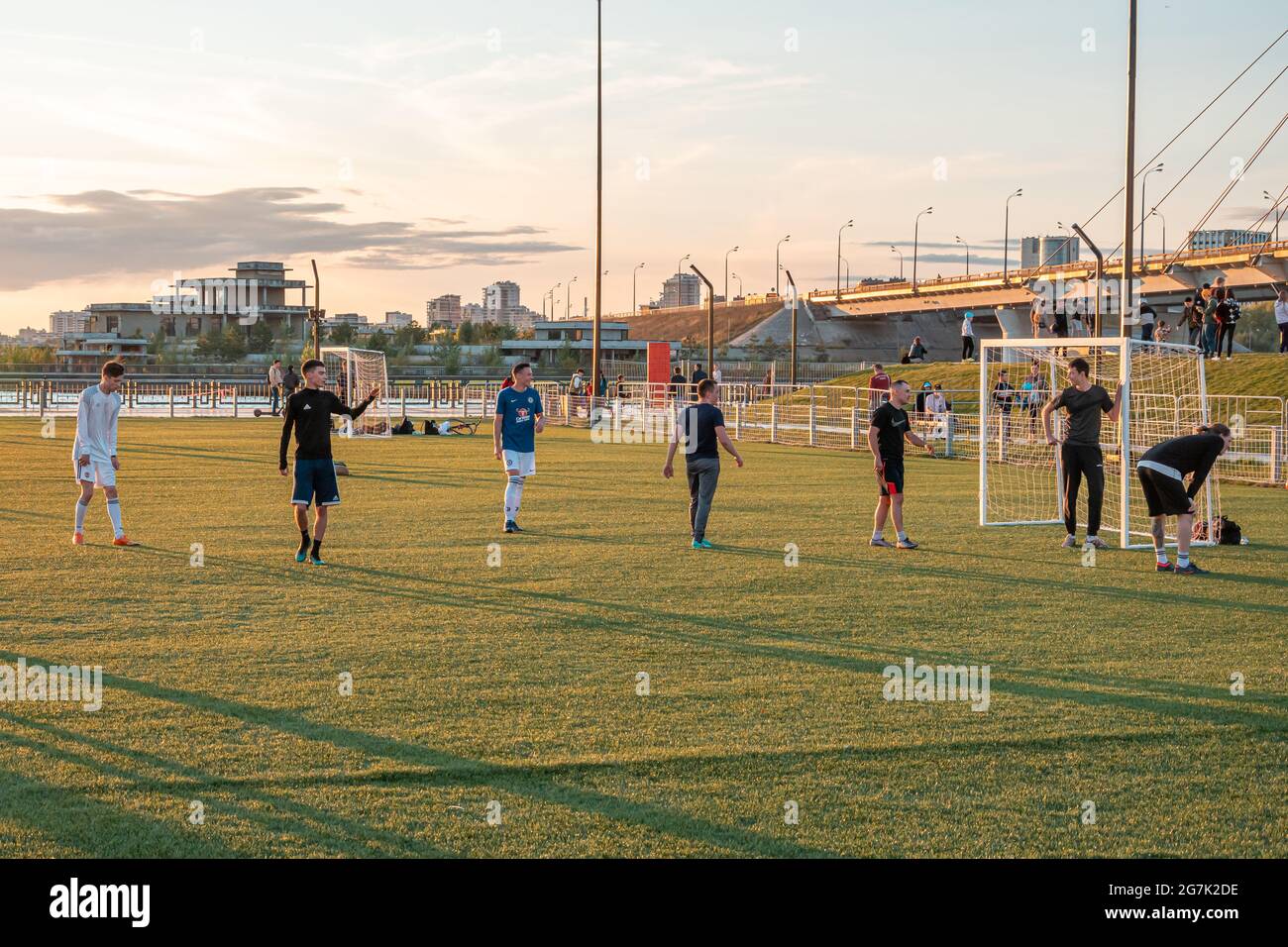 Kazan, Russland - 12. September 2020: Junge Fußballspieler spielen an einem Sommerabend auf dem Platz im öffentlichen Park der Stadt Fußball. Stockfoto