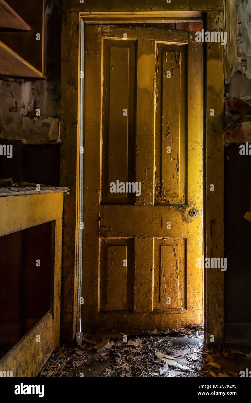 Gelbe Tür im alten Haus in Garnet, einer Geisterstadt im Goldbergbau, Montana, USA Stockfoto