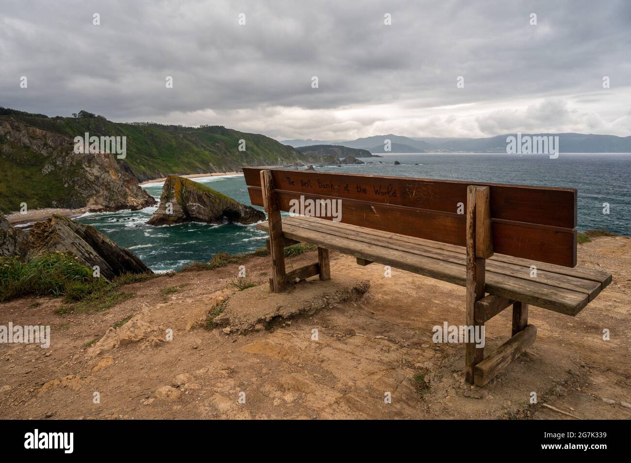 Eine berühmte Bank mit Blick auf den Atlantik auf den Klippen von Loiba, in San Julian de Loiba, in der Gemeinde Ortigueira, in Galicien. Die Bank Stockfoto