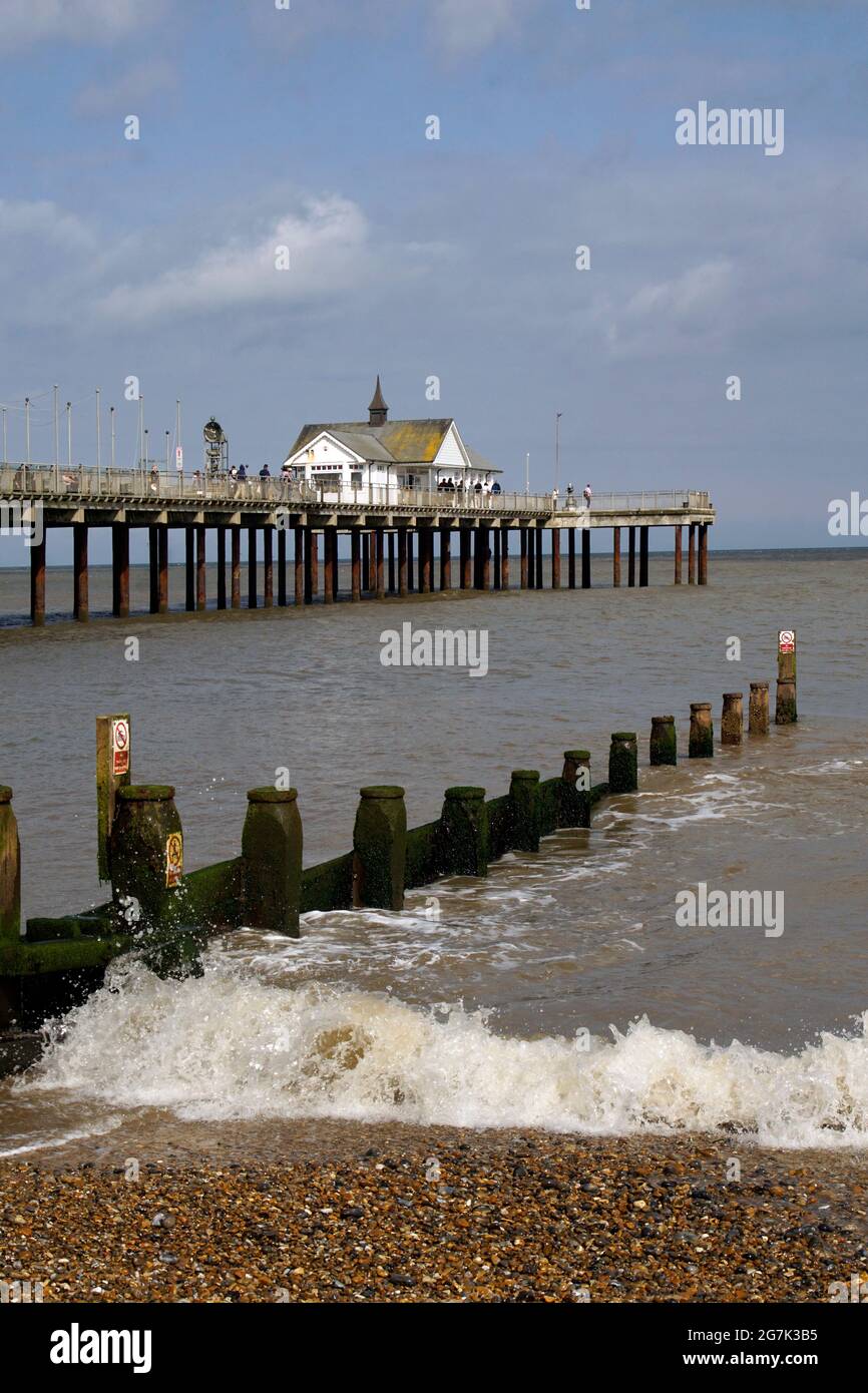 pier und Groynes beruhigen suffolk england Stockfoto