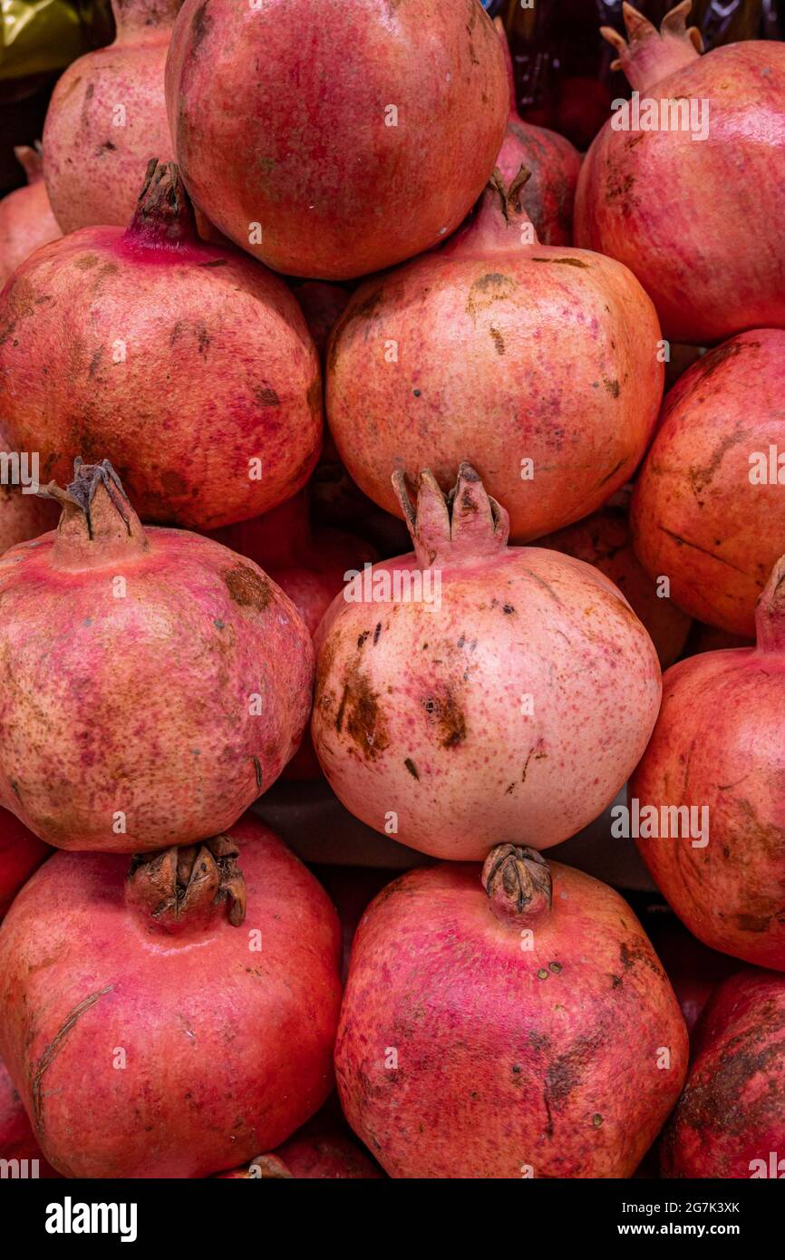 Frische Granatäpfel, ein Tablett mit reifen, saftigen Granatäpfeln aus nächster Nähe auf dem Bauernmarkt Stockfoto