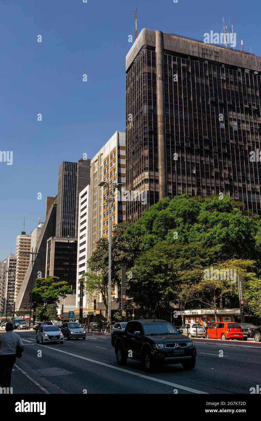 Viele Geschäfts- und Finanzgebäude an der Paulista Avenue mit vorbeifahrenden Verkehr, in der Nähe des Trianon Parks und des MASP Museums im Viertel Bela Vista. Stockfoto