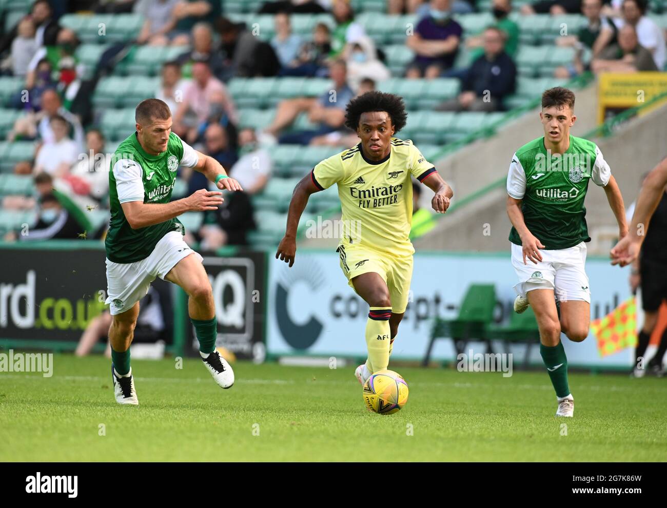 Easter Road Stadium .Edinburgh .Schottland. 13. Juli 21 Hibernian vs Arsenal Freundschaftsspiel vor der Saison . Hibs Alex Gogic & Stephen Bradley (R) in Pursuit of Arsenal Willian Credit: eric mccowat/Alamy Live News Stockfoto