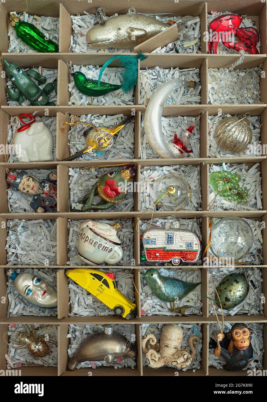Eine Schachtel mit Weihnachtsschmuck Stockfoto