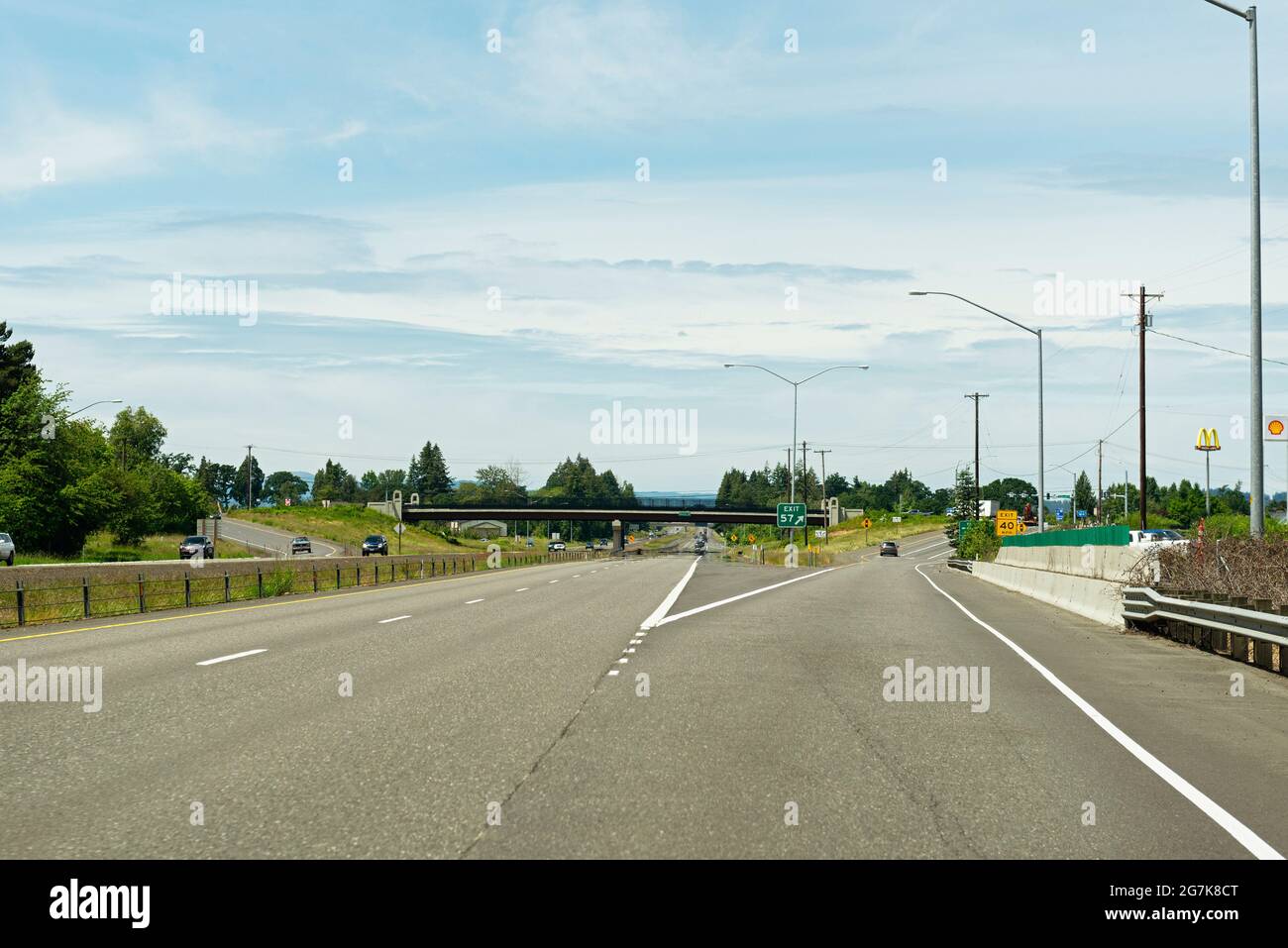 Autobahnabfahrt zu Restaurants am Straßenrand. Stockfoto