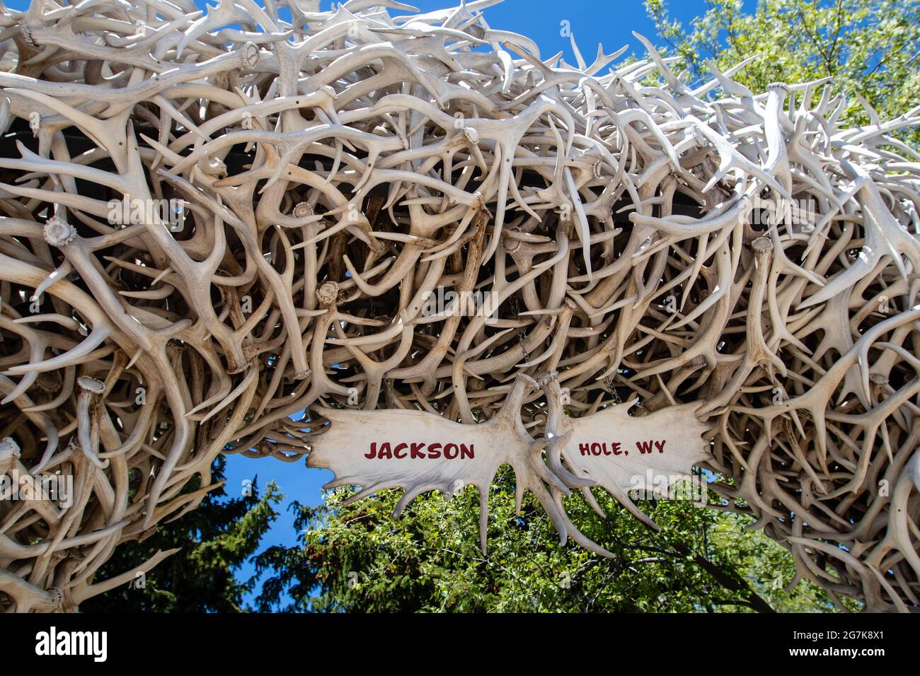 Jackson hole, Wyoming, USA, 29. Mai 2021: Elch Antler Arches am Eingang zum Jackson Town Square, horizontal Stockfoto