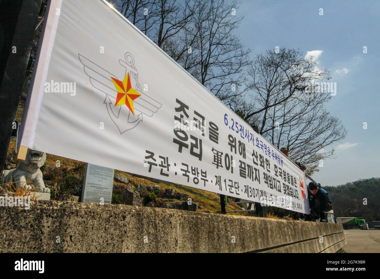 11. April 2018-Goyang, Südkorea-südkoreanische Armeesoldaten hängen Transparente über koreanische Kriegsveteranen, die Überreste an den Gedenkstätten der philippinischen Armee in Goyang, Südkorea, ausgraben. Auf dem Transparent sollte stehen: „die Soldaten übernehmen die Verantwortung für die Patrioten, die für unser Land gestorben sind“. Stockfoto