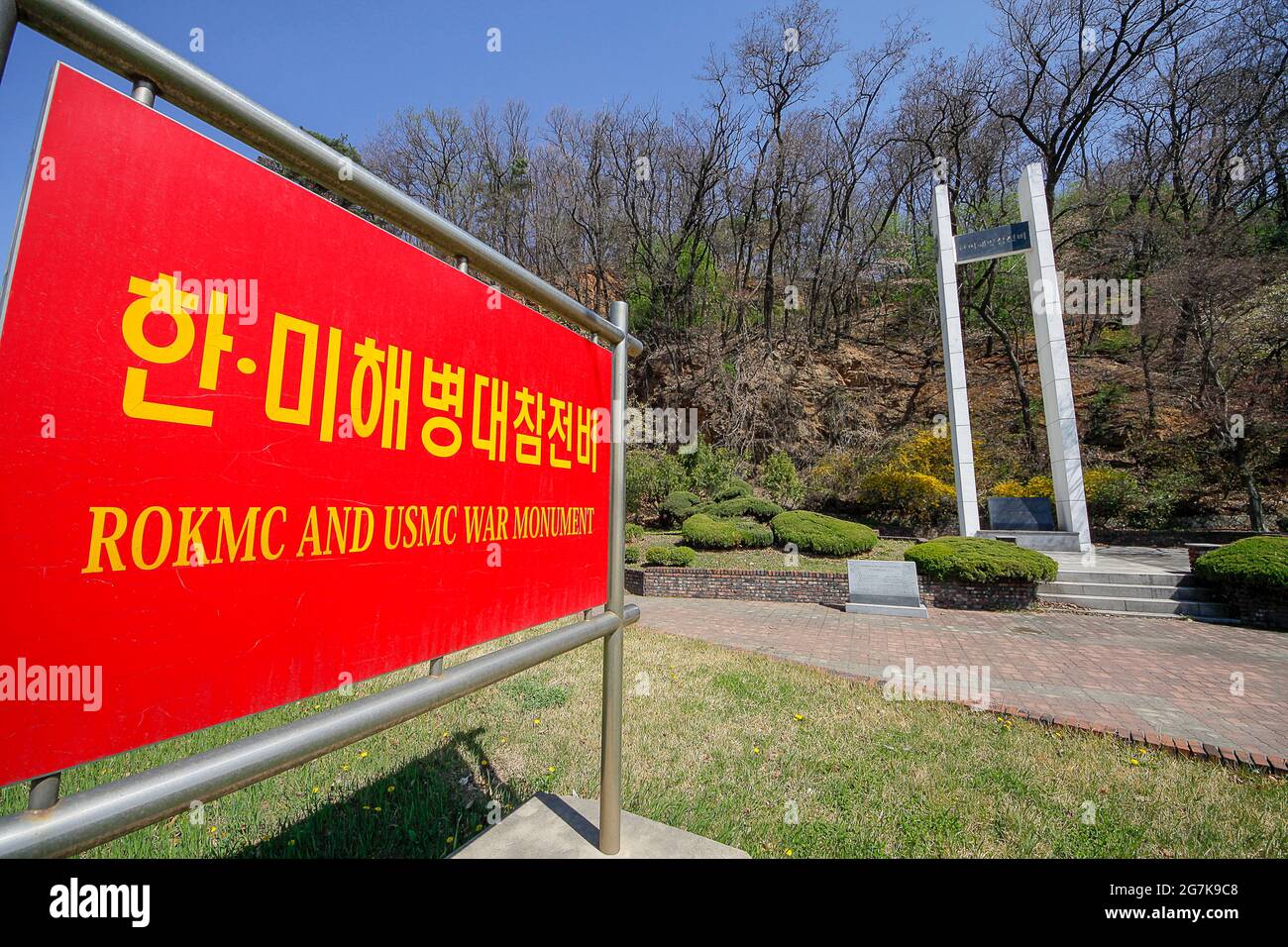 11. April 2018-Goyang, Südkorea-EINE Ansicht des ROKMC und des USMC Kriegsdenkmals. Die koreanische und die US-Marine gelang es, die historische Incheon-Landung während des Koreakrieges zu öffnen und eroberten Seoul, die Hauptstadt Koreas, nach unzähligen alliierten Operationen, wie der Schlacht von Mt. Dosol und die Schlacht von Kim Il Seong (924 m) Mao Zedong (1.026 m) Höhe. Während die Waffenstillstandslinie während der Waffenstillstandsgespräche im juli 1951 angepasst wurde, befanden sich die 1. Kampfeinheit der koreanischen Marineinfanteristen und die 1. Basis der US-Marineinfanteristen in Jangdan, um die Verteidigung um das metropol zu verstärken Stockfoto
