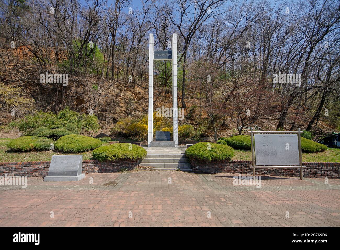 11. April 2018-Goyang, Südkorea-EINE Ansicht des ROKMC und des USMC Kriegsdenkmals. Die koreanische und die US-Marine gelang es, die historische Incheon-Landung während des Koreakrieges zu öffnen und eroberten Seoul, die Hauptstadt Koreas, nach unzähligen alliierten Operationen, wie der Schlacht von Mt. Dosol und die Schlacht von Kim Il Seong (924 m) Mao Zedong (1.026 m) Höhe. Während die Waffenstillstandslinie während der Waffenstillstandsgespräche im juli 1951 angepasst wurde, befanden sich die 1. Kampfeinheit der koreanischen Marineinfanteristen und die 1. Basis der US-Marineinfanteristen in Jangdan, um die Verteidigung um das metropol zu verstärken Stockfoto