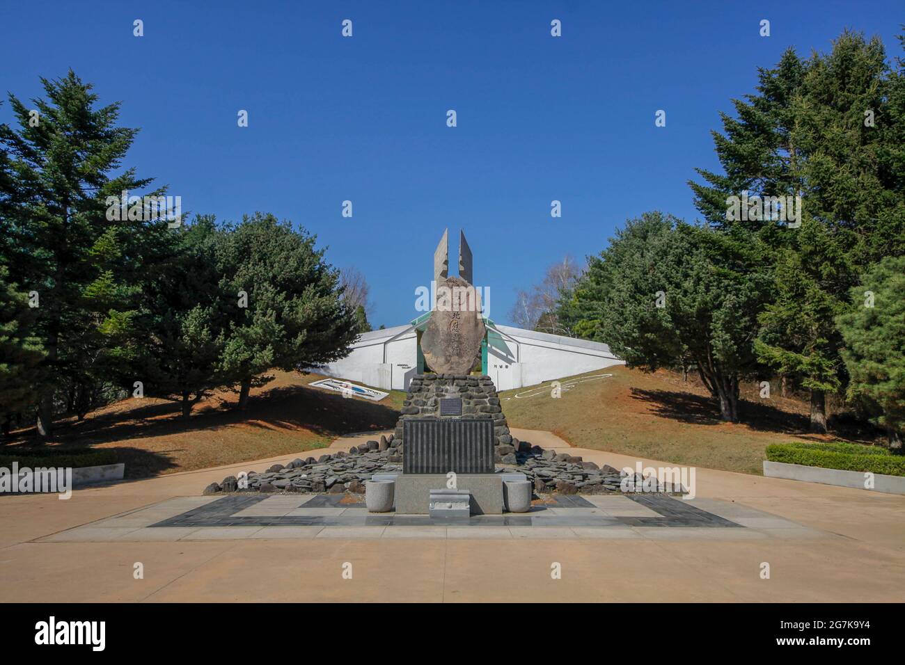 11. April 2018-Goyang, Südkorea-EIN Blick auf die koreanische Kriegsschlacht auf ein Denkmal für weiße Pferde in Cheorwon, Südkorea. Die Schlacht am Weißen Pferd war eine weitere in einer Reihe blutiger Schlachten um dominante Bergpositionen während des Koreakrieges. Baengma-goji war ein 395 Meter (1,296 Fuß) langer Hügel im Eisernen Dreieck, der von Pyonggang auf seinem Gipfel und Gimhwa-eup und Cheorwon auf seinem Stützpunkt gebildet wurde und eine strategische Transportroute in der zentralen Region der koreanischen Halbinsel war. White Horse war der Kamm einer bewaldeten Hügelmasse, die sich in einer nordwestlichen Richtung nach Südosten für etwa zwei Meilen (3 km), pa, ausdehnte Stockfoto