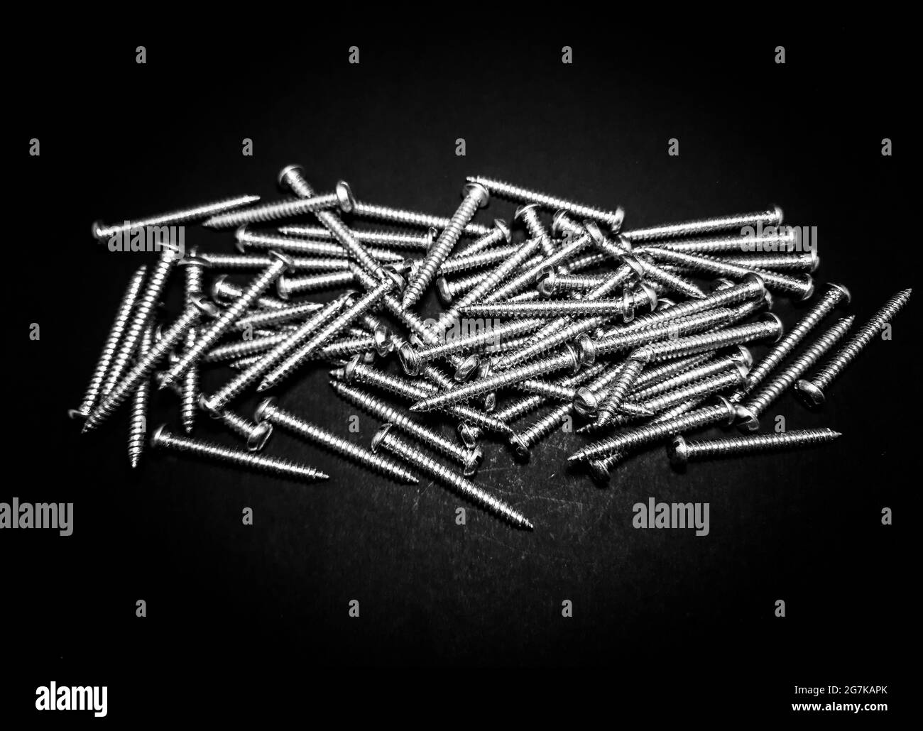 Nahaufnahme einer neuen Sammlung von Eisennägeln auf einem schwarzen isolierten Hintergrund Stockfoto