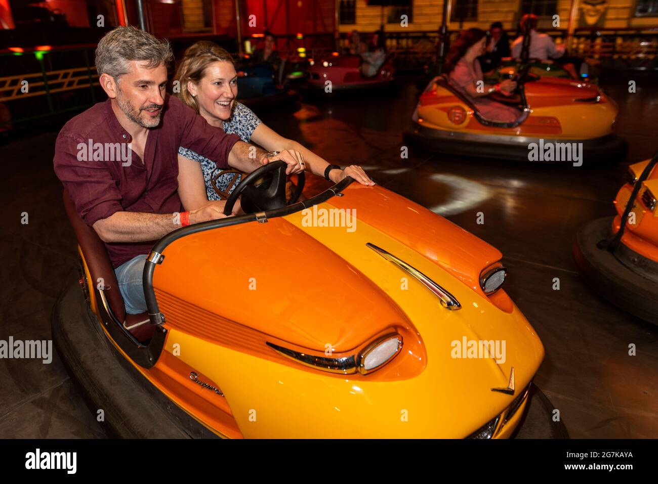 London, Großbritannien. 14. Juli 2021. Die Leute fahren auf DER DODGE, einer großen Dodgem-Autofahrt, die im Innenhof des Somerset House eingerichtet ist. Der Raum wurde von Yinka Ilori, einer der gefragtesten Gestalten im Design, neu gestaltet und in ein fröhliches Spektakel aus Farbe, Klang und Energie für den Sommer verwandelt. Die Fahrt sowie die gesellschaftlich distanzierten Speisen- und Getränkepads in der Nähe sind vom 15. Juli bis 22. August für die Öffentlichkeit zugänglich. Kredit: Stephen Chung / Alamy Live Nachrichten Stockfoto