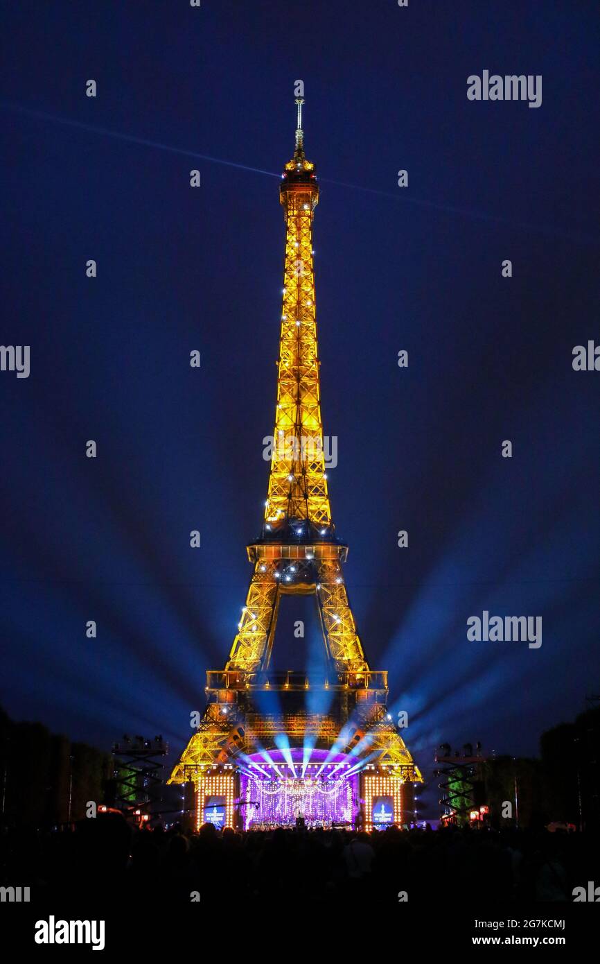 Feuerwerk zum Bastille-Tag am 14. Juli 2021 auf dem Eiffelturm - Pyrotechnikshow anlässlich des französischen Nationalfeiertags in Paris während der Pandemie Covid-19 Stockfoto