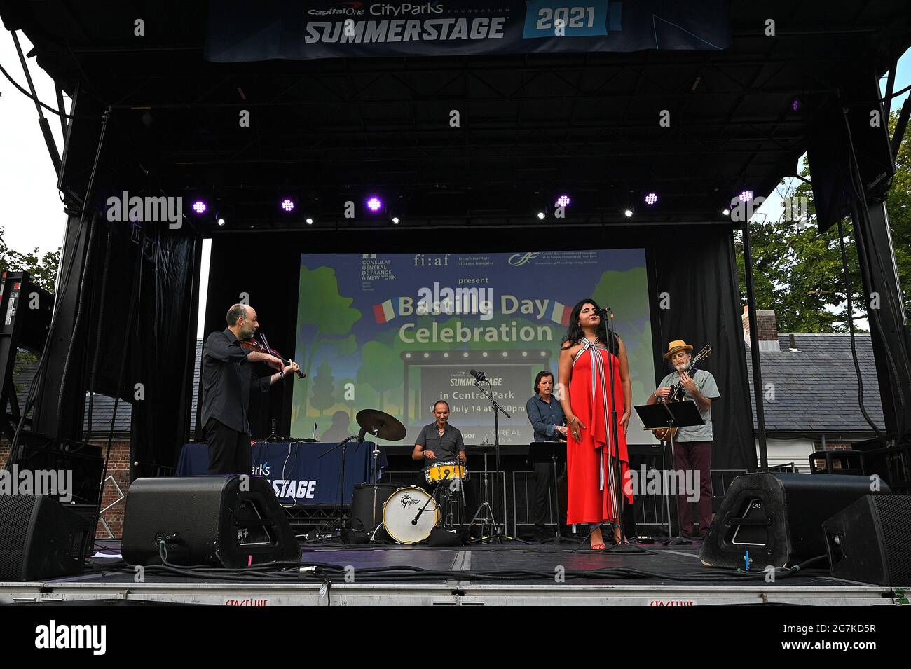 New York, USA. Juli 2021. Die Sängerin Kavita Shah, begleitet von Jazz Quintet, singt beim Bastille Day Celebrations in der SummerStage im Central Park, New York, NY, 14. Juli 2021. Der Tag der Bastille bezieht sich auf den französischen Nationalfeiertag, den Jahrestag des Sturms der Bastille am 14. Juli 1789, Teil der Französischen Revolution und der Einheit Frankreichs und des Endes der Herrschaft durch die französische Monarchie. (Foto von Anthony Behar/Sipa USA) Quelle: SIPA USA/Alamy Live News Stockfoto
