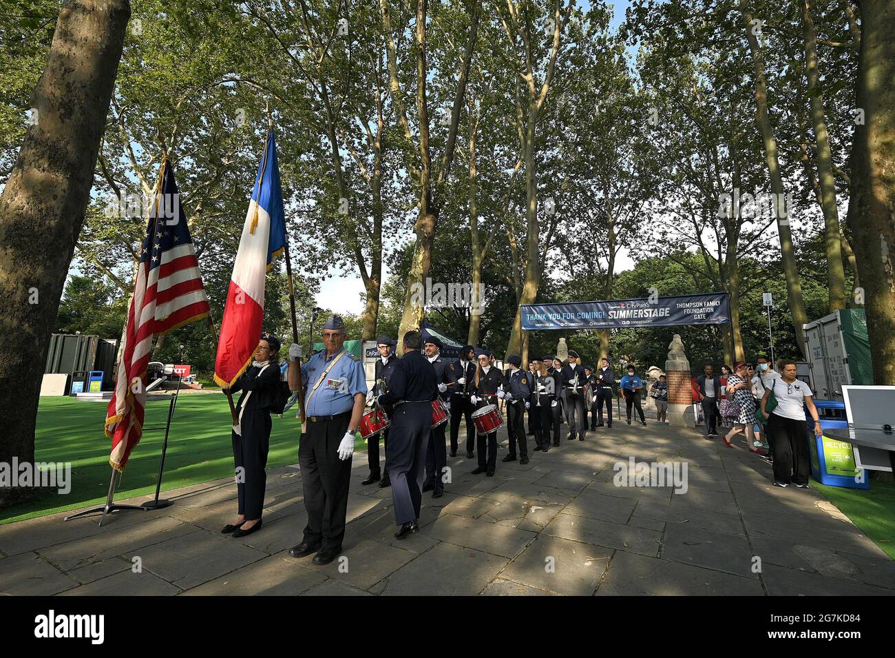 New York, USA. Juli 2021. Les Cadets Lafayette Fanfare kommen zur Bastille Day Celebrations in SummerStage im Central Park, New York, NY, 14. Juli 2021. Der Tag der Bastille bezieht sich auf den französischen Nationalfeiertag, den Jahrestag des Sturms der Bastille am 14. Juli 1789, Teil der Französischen Revolution und der Einheit Frankreichs und des Endes der Herrschaft durch die französische Monarchie. (Foto von Anthony Behar/Sipa USA) Quelle: SIPA USA/Alamy Live News Stockfoto