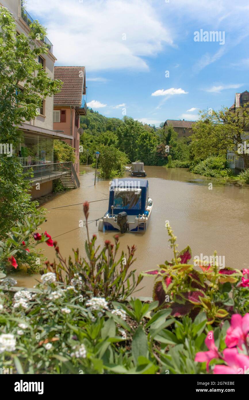 Hochwasser durch starke Regenfälle mit Booten auf der Elsenz bei Neckargemund im Frühsommer Stockfoto