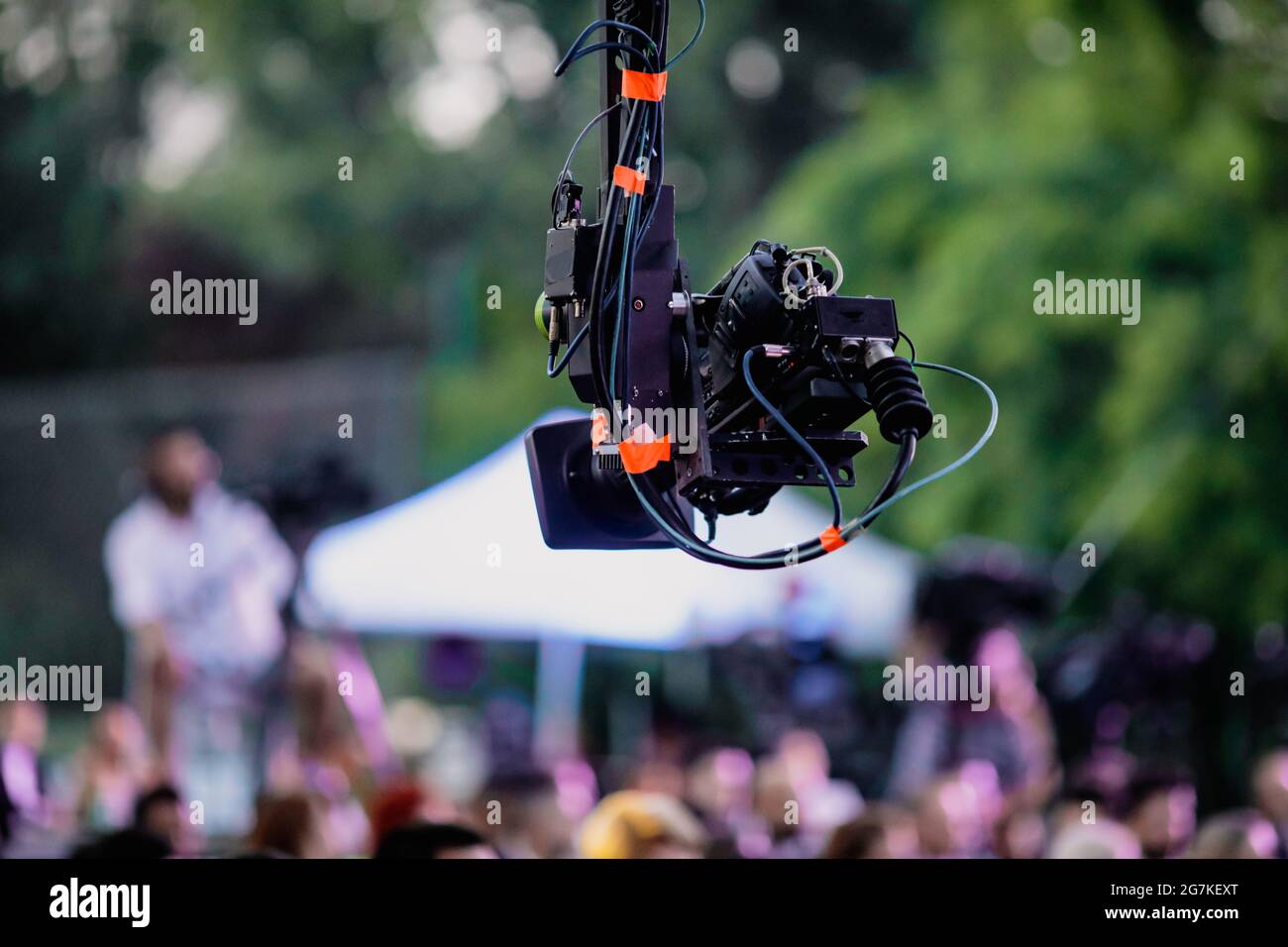 Bild mit geringer Schärfentiefe (selektiver Fokus) mit einer professionellen Videokamera auf einem Kran während einer Veranstaltung im Freien. Stockfoto