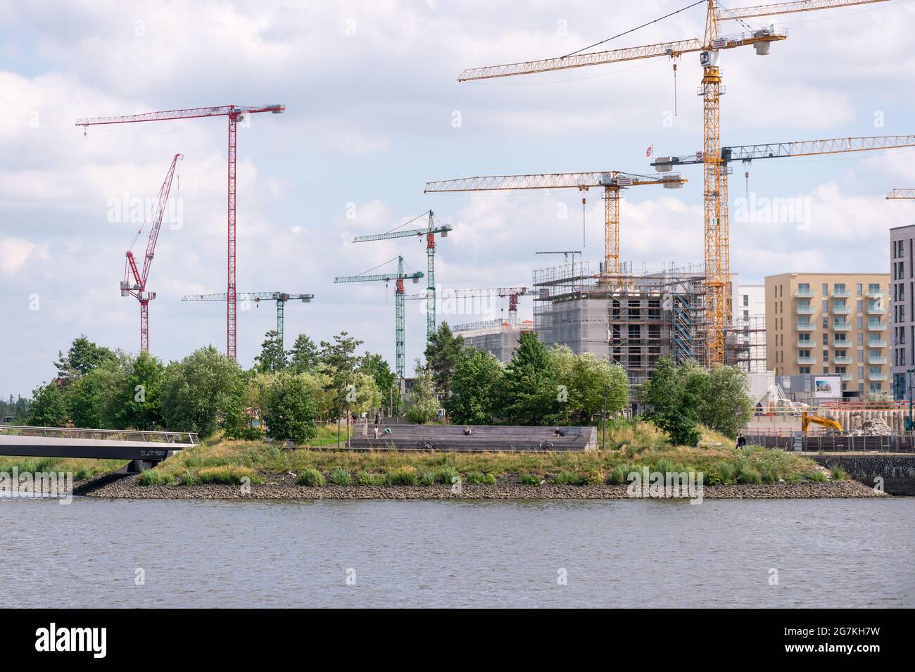 Hamburg, Deutschland. Juli 2021. Hinter dem Baakenpark am Baakenhafen sind Baukrane zu sehen. Quelle: Jonas Walzberg/dpa/Alamy Live News Stockfoto